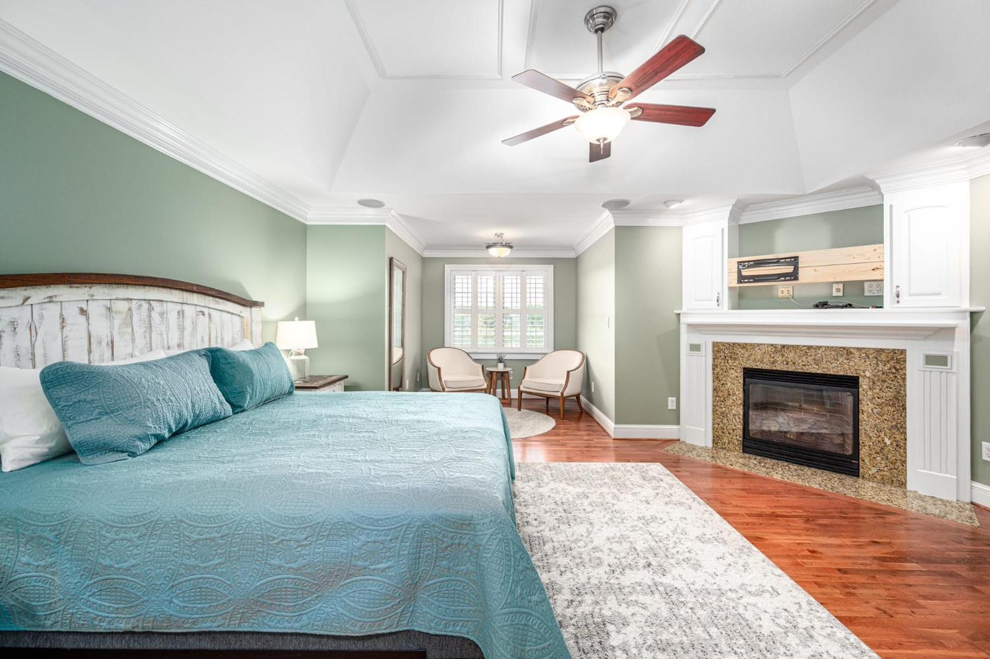 Sanford Vacations - WaterEdge Lake House - Property Image 13