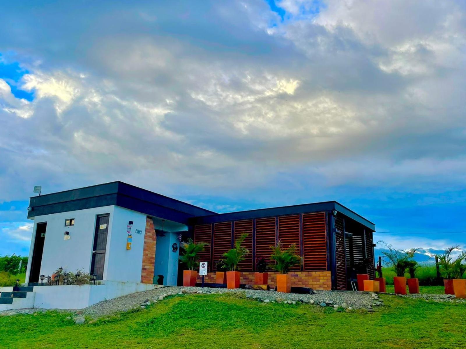 LUZ DE LUNA mesa de los santos house