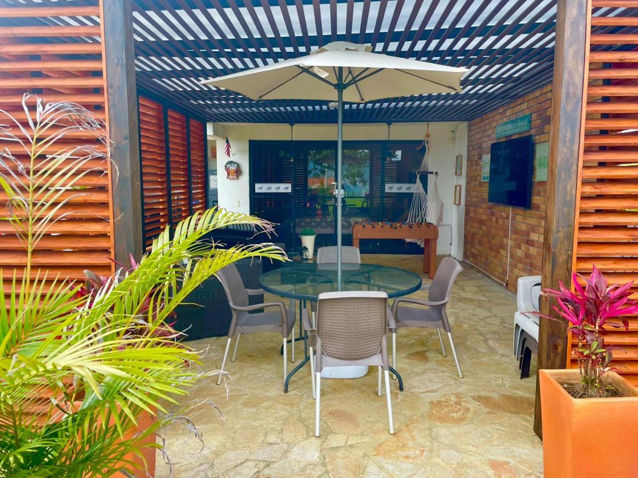 LUZ DE LUNA mesa de los santos house