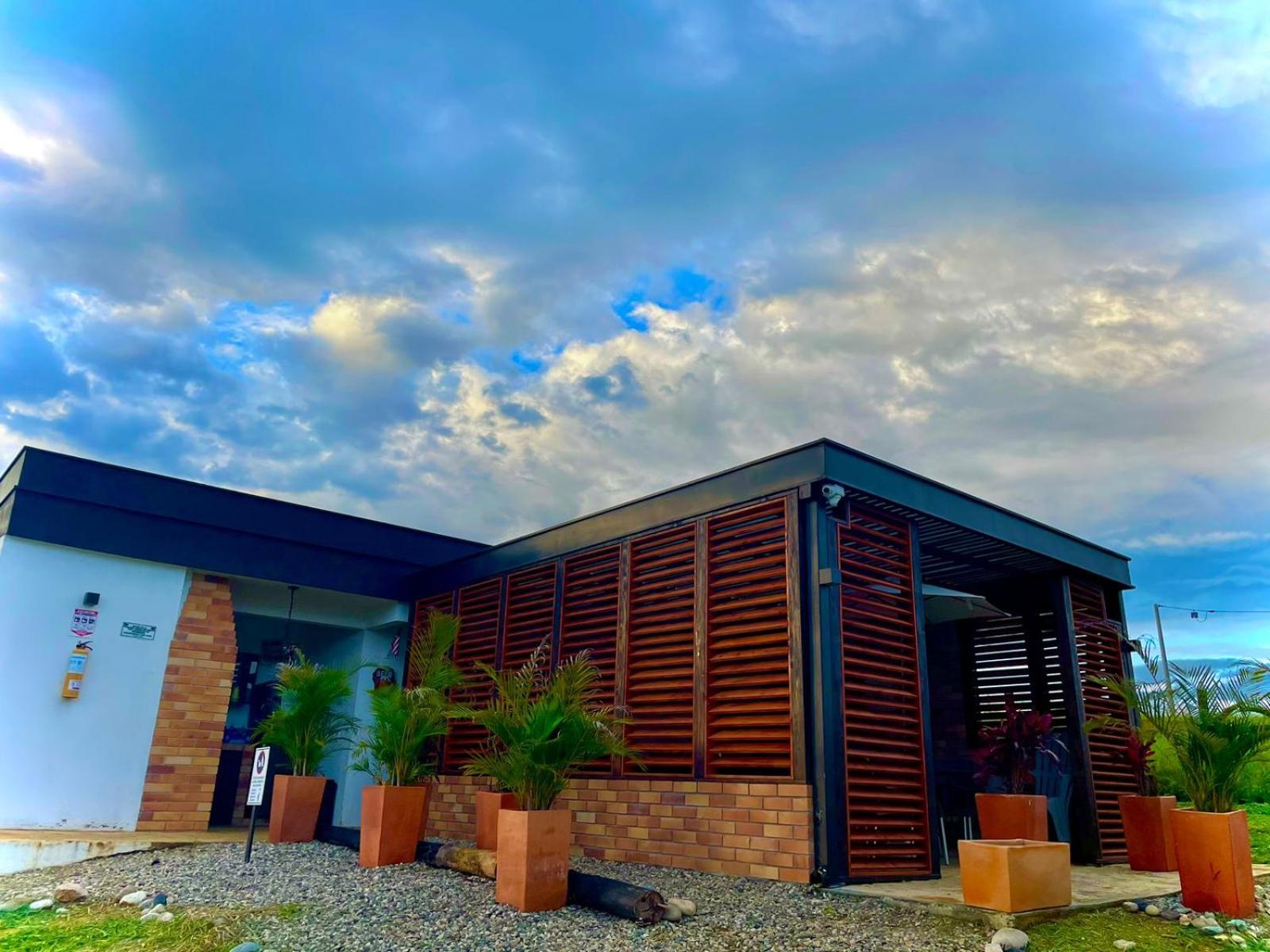 LUZ DE LUNA mesa de los santos house