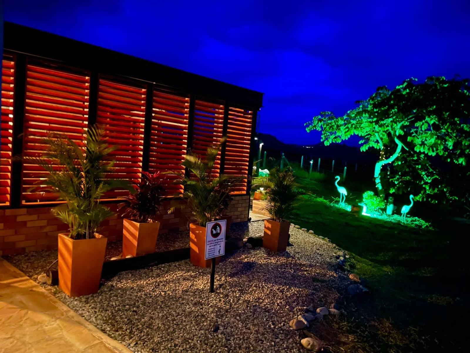 LUZ DE LUNA mesa de los santos house