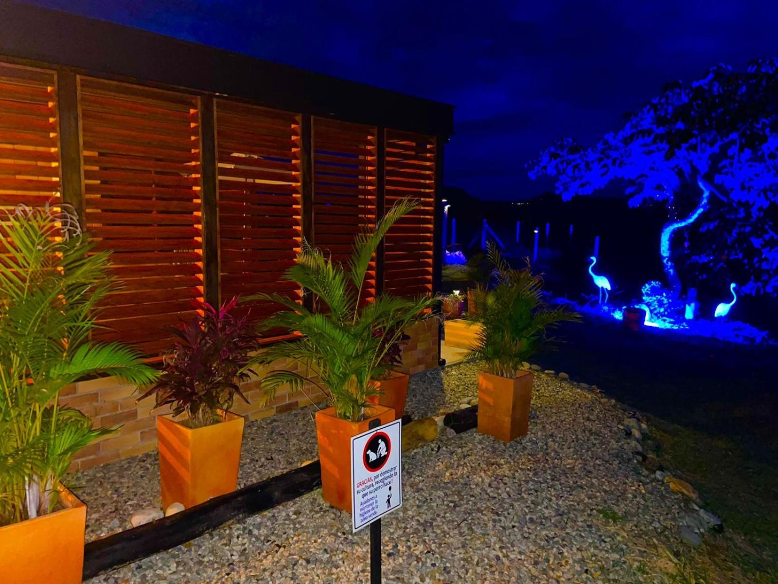 LUZ DE LUNA mesa de los santos house