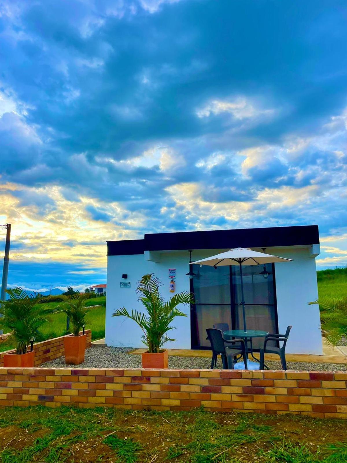 LUZ DE LUNA mesa de los santos house