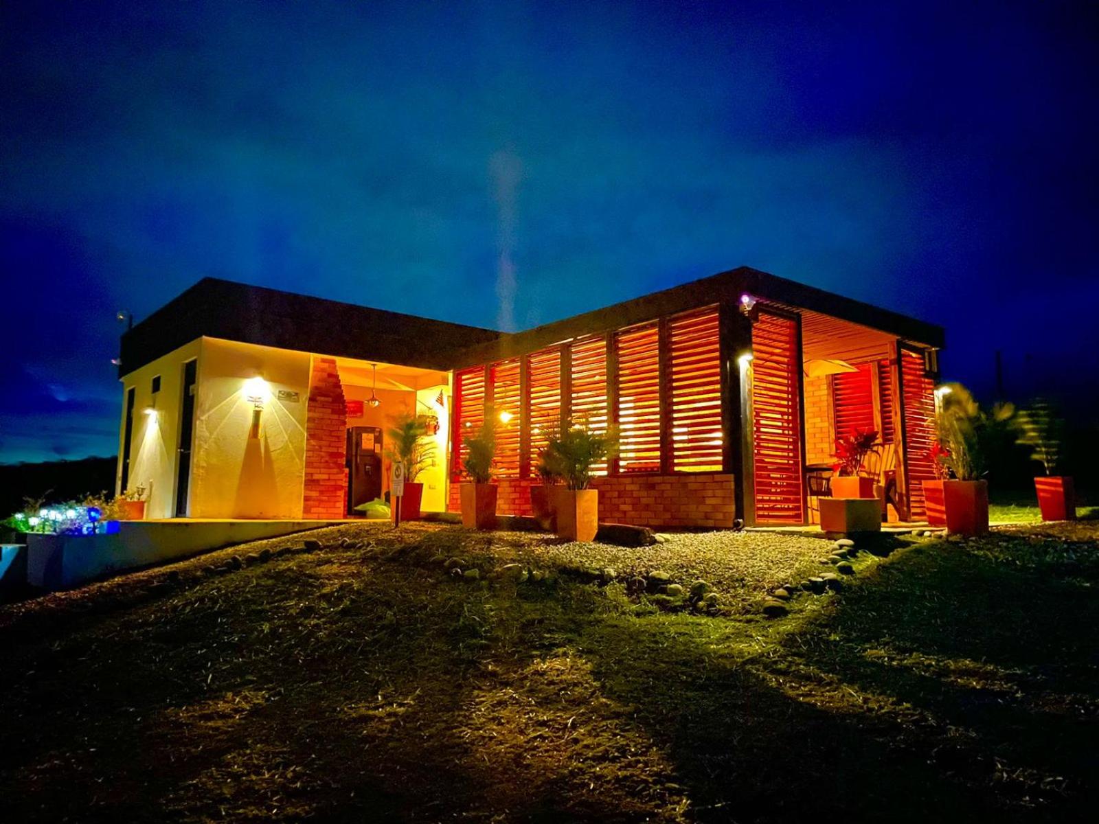 LUZ DE LUNA mesa de los santos house