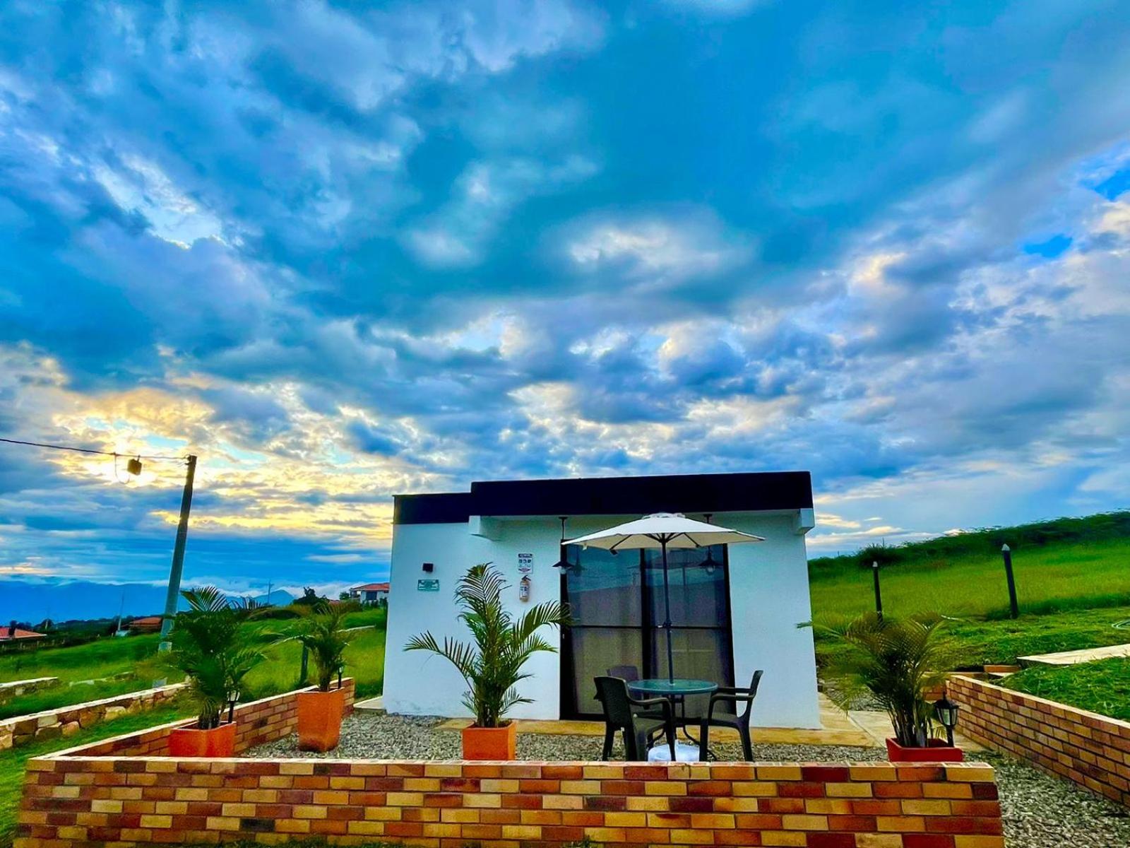 LUZ DE LUNA mesa de los santos house