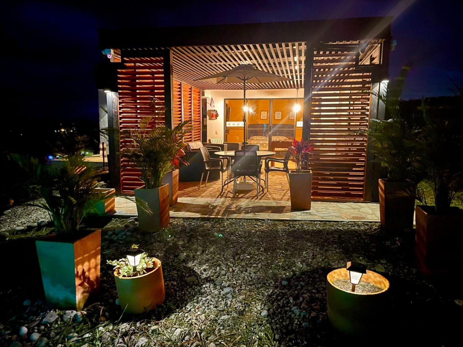 LUZ DE LUNA mesa de los santos house
