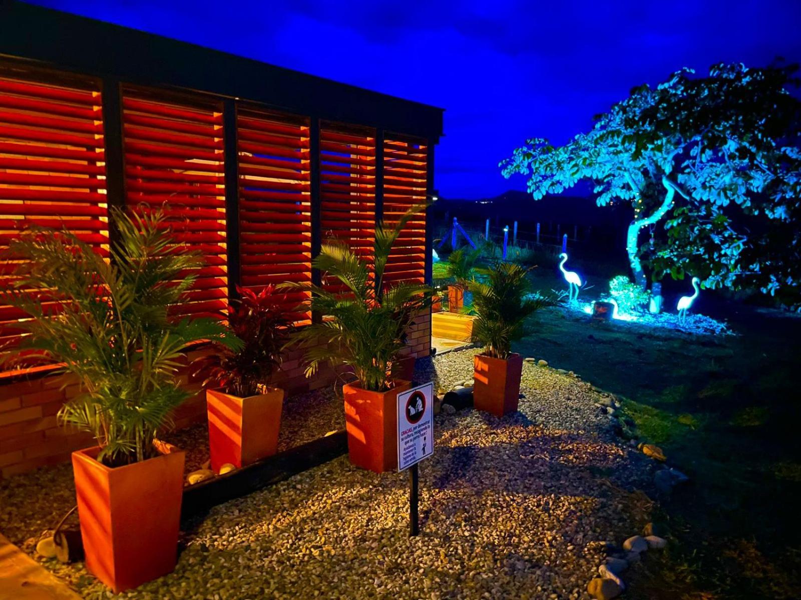 LUZ DE LUNA mesa de los santos house