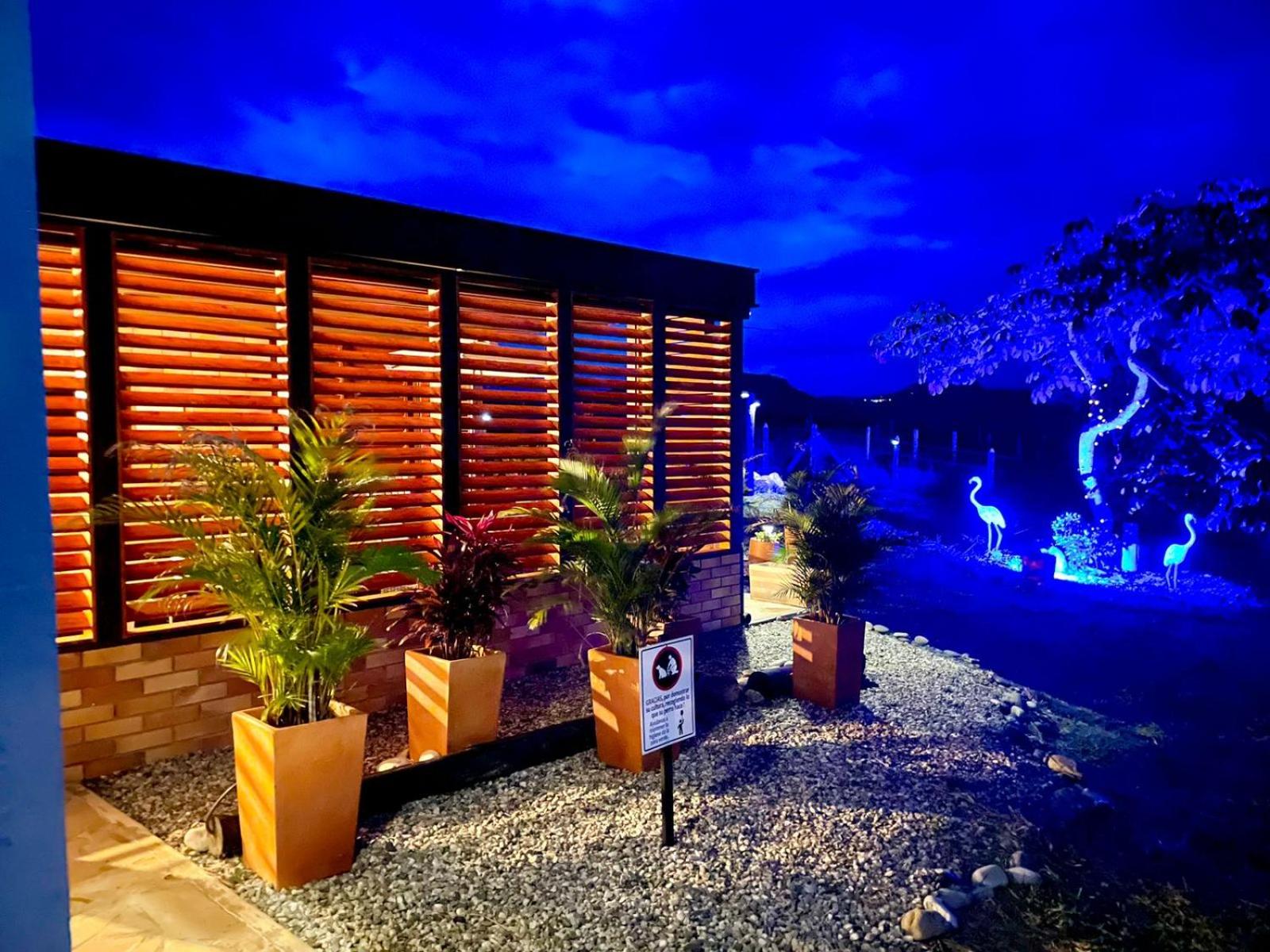 LUZ DE LUNA mesa de los santos house