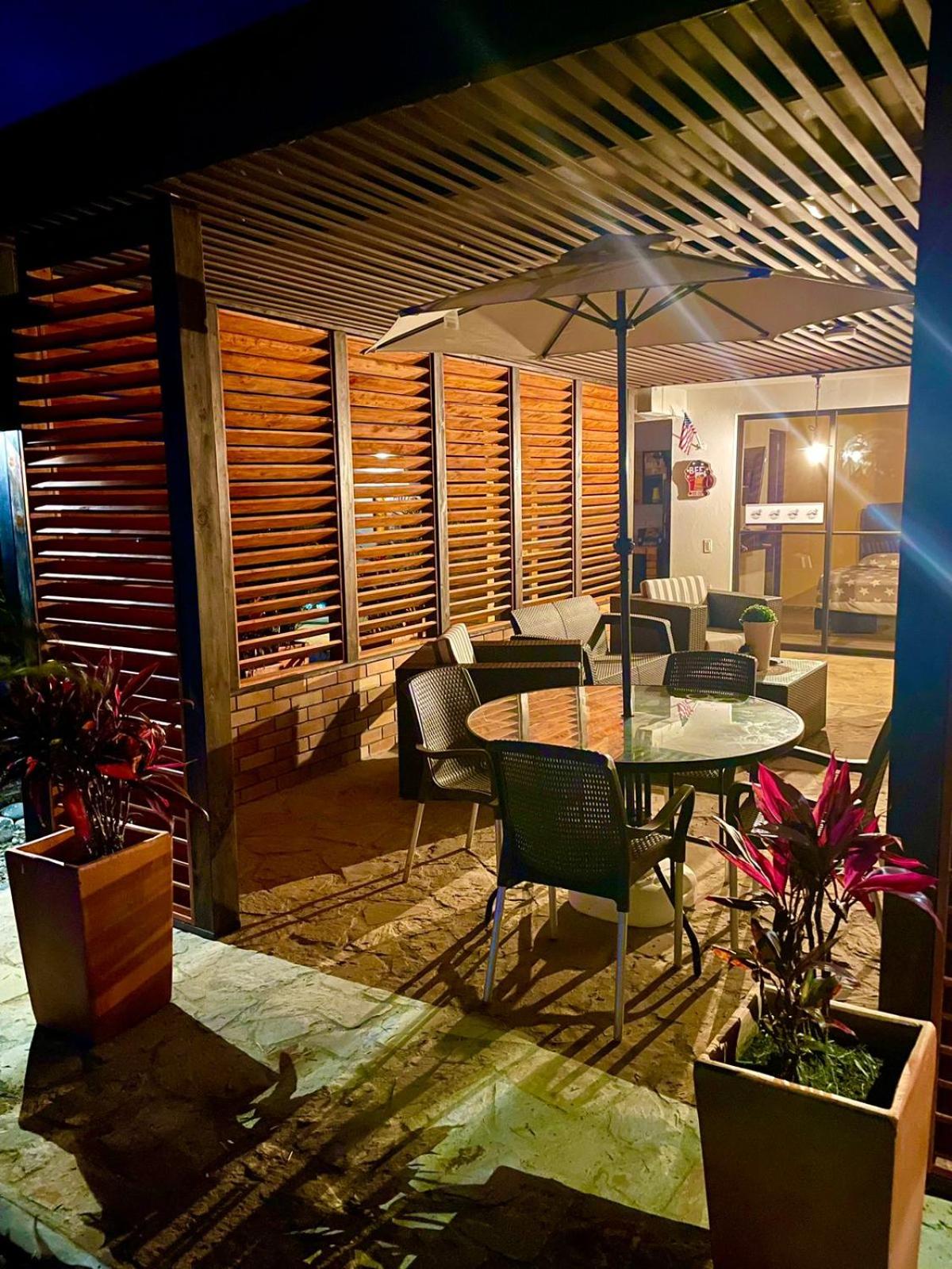LUZ DE LUNA mesa de los santos house