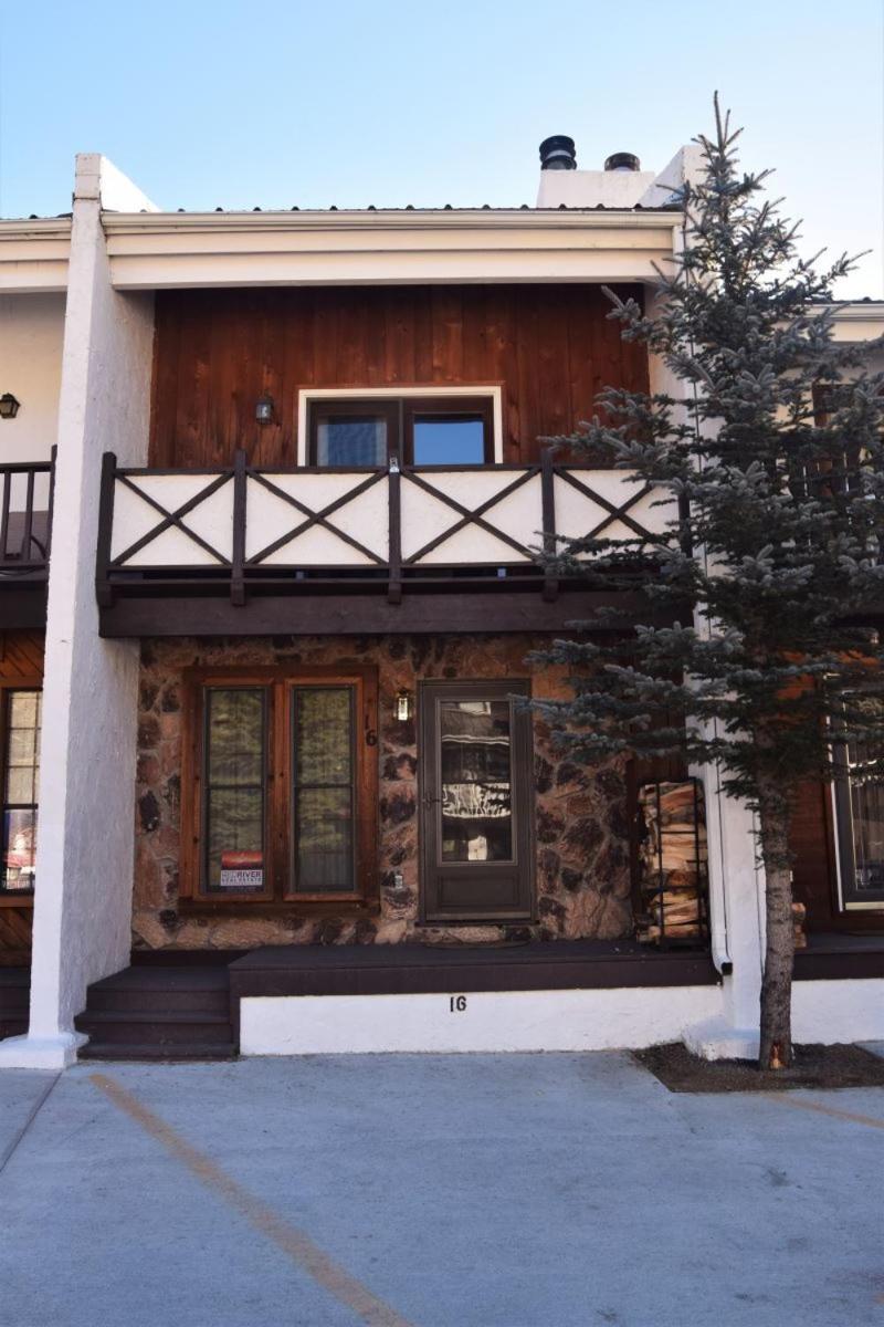 Claim Jumper Townhouse 16