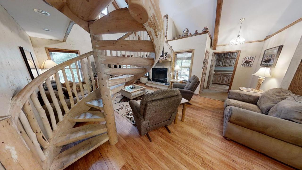 Creekside Cabin - Pet Friendly - WiFi - Washer - Dryer - Grill - Fenced Yard - Fireplace view 3
