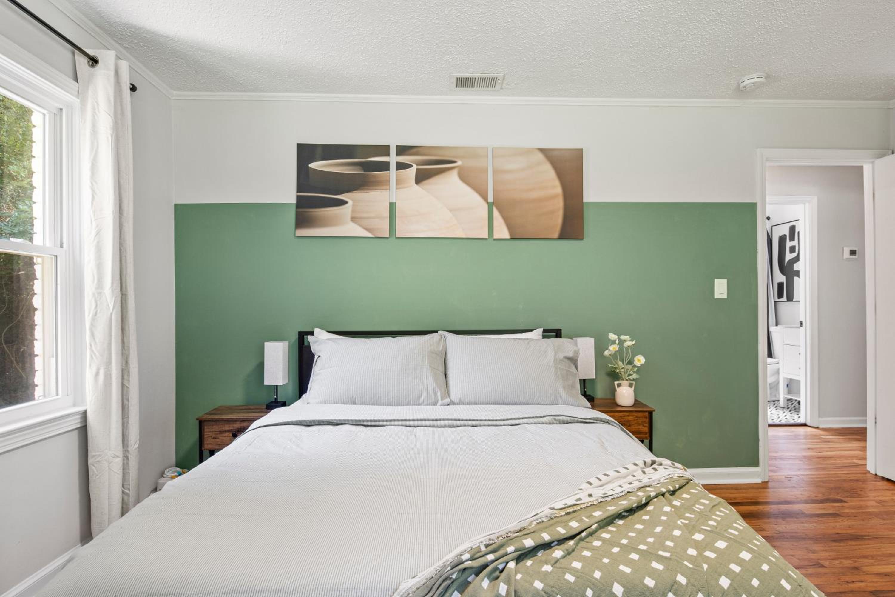 Secluded 2 Bedroom and King Loft 10 Min to Airport view 2