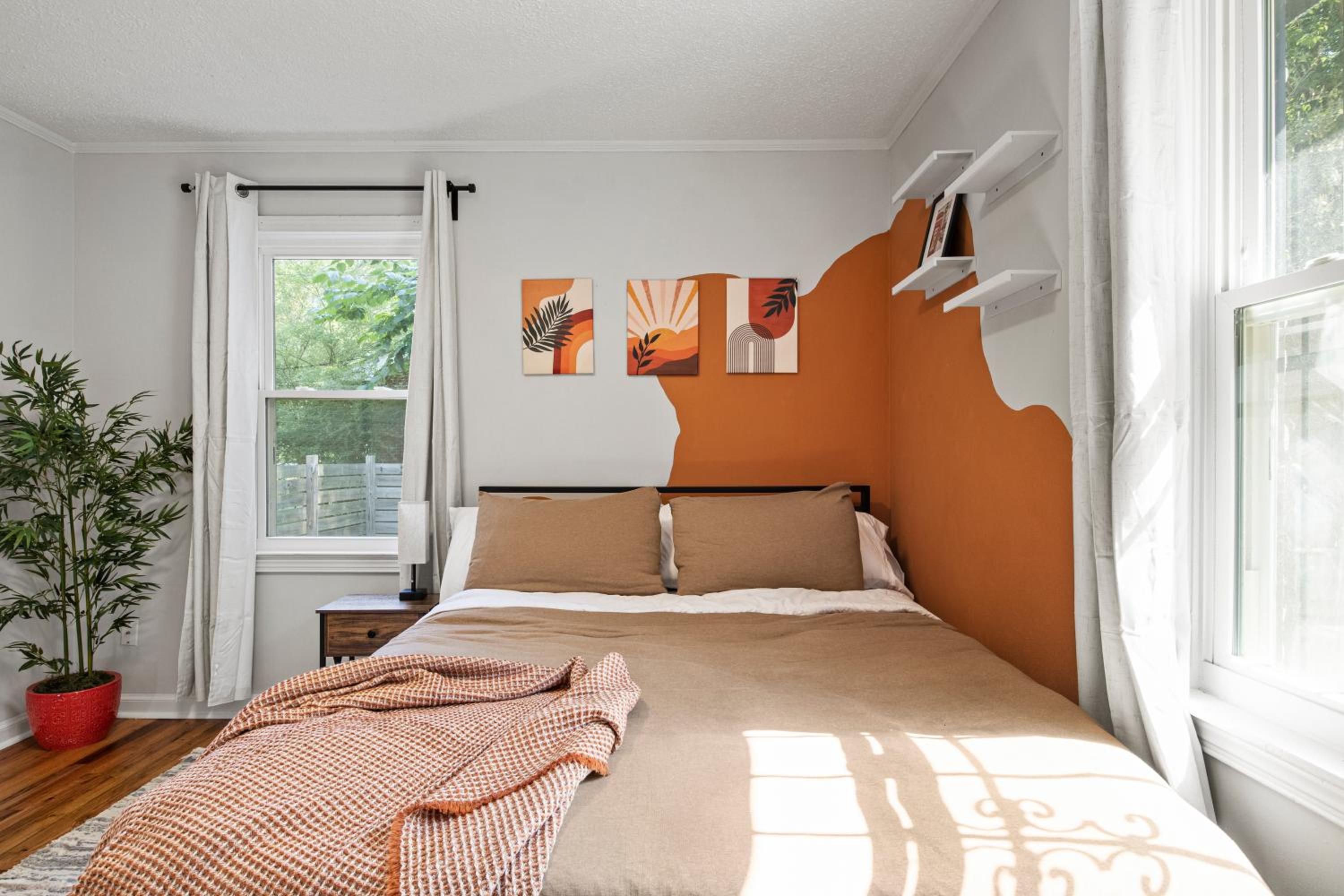 Secluded 2 Bedroom and King Loft 10 Min to Airport view 3