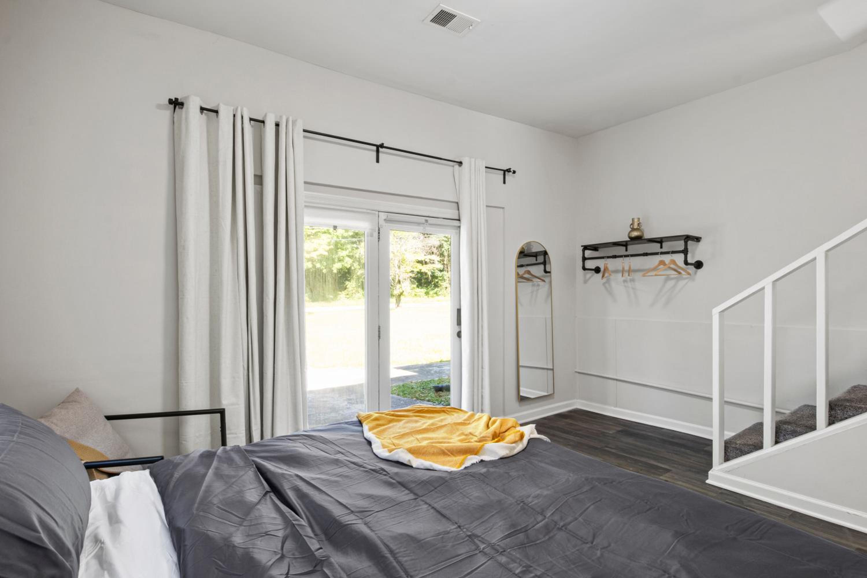 Secluded 2 Bedroom and King Loft 10 Min to Airport view 5