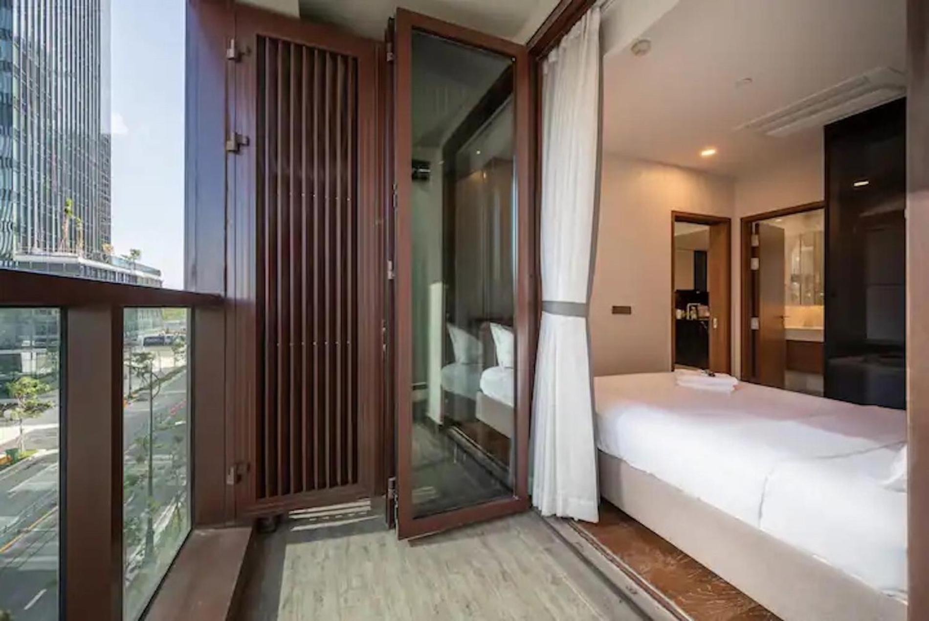 THE METROPOLE -Complex 