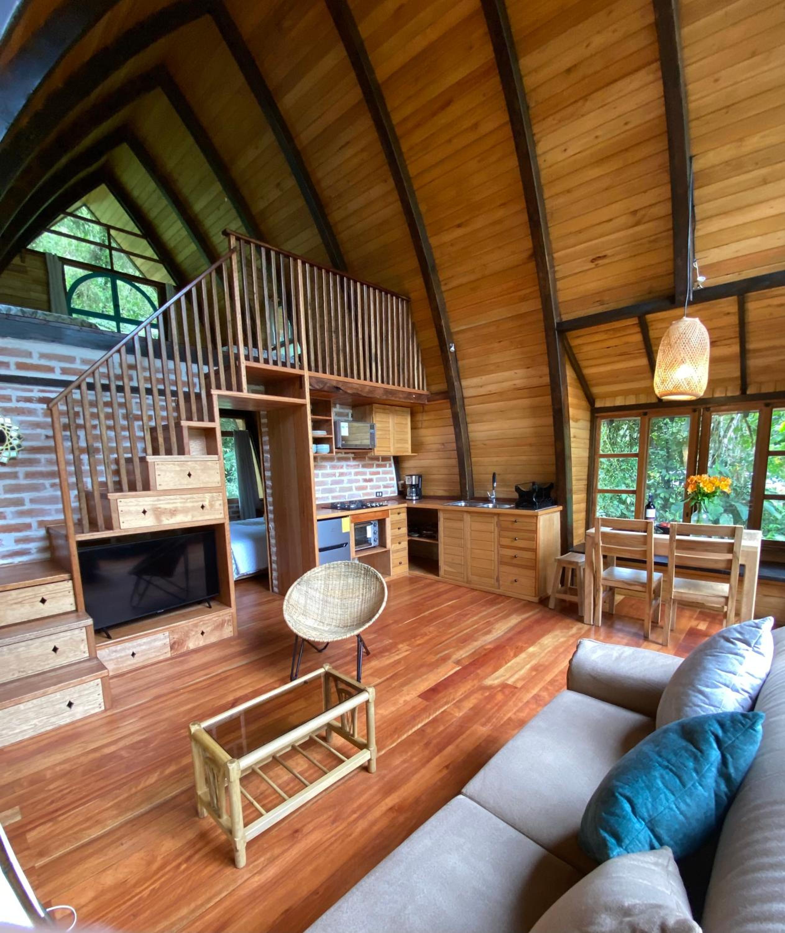 Sacha Urco Lodge -Private Cloud Forest Reserve in Mindo- 4x4 recommended March-April