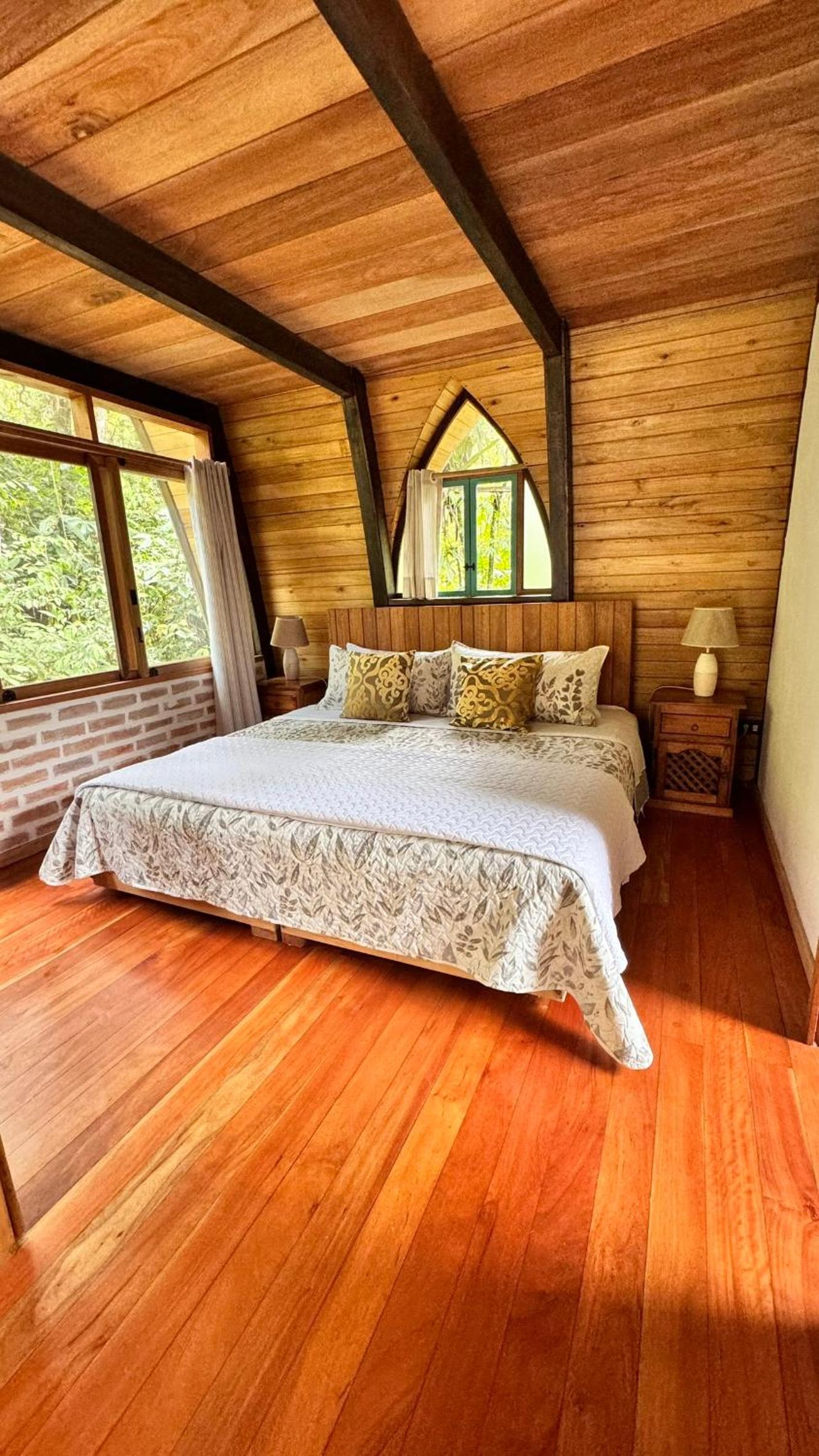 Sacha Urco Lodge -Private Cloud Forest Reserve in Mindo- 4x4 recommended March-April