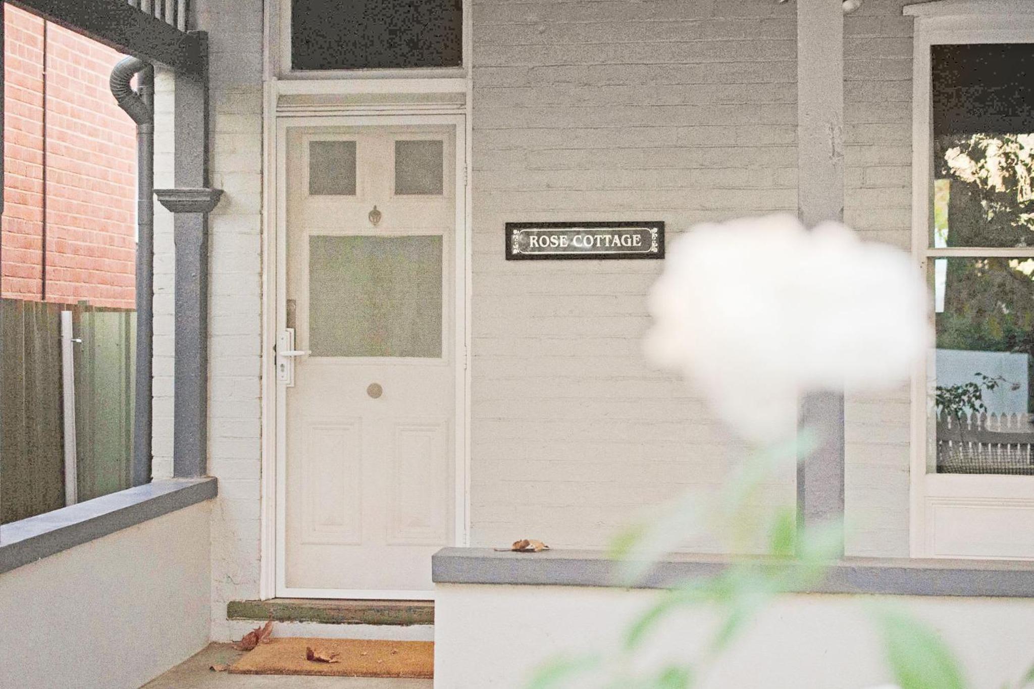 Rose Cottage - Stroll to CBD, Leafy Setting
