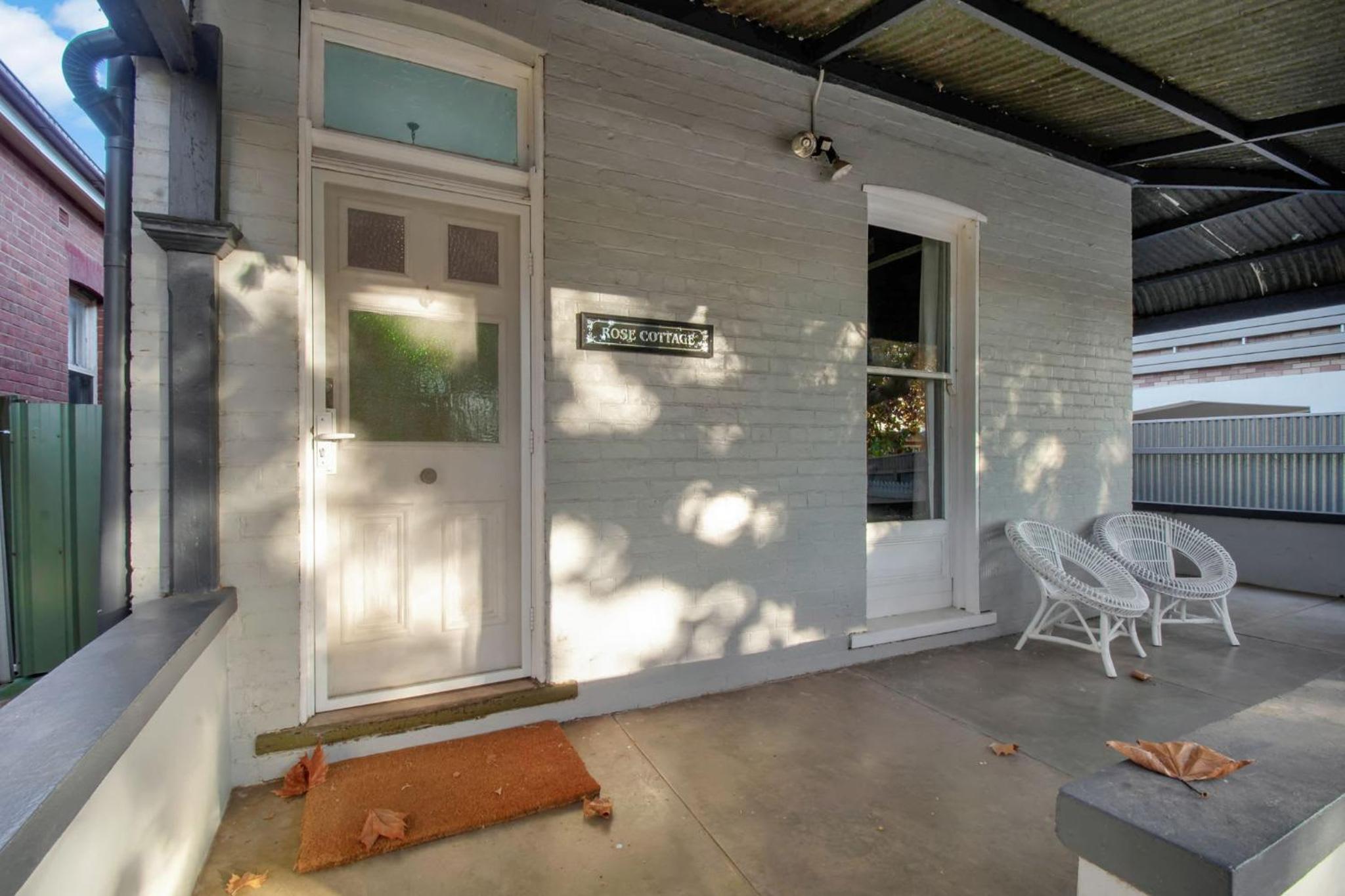 Rose Cottage - Stroll to CBD, Leafy Setting