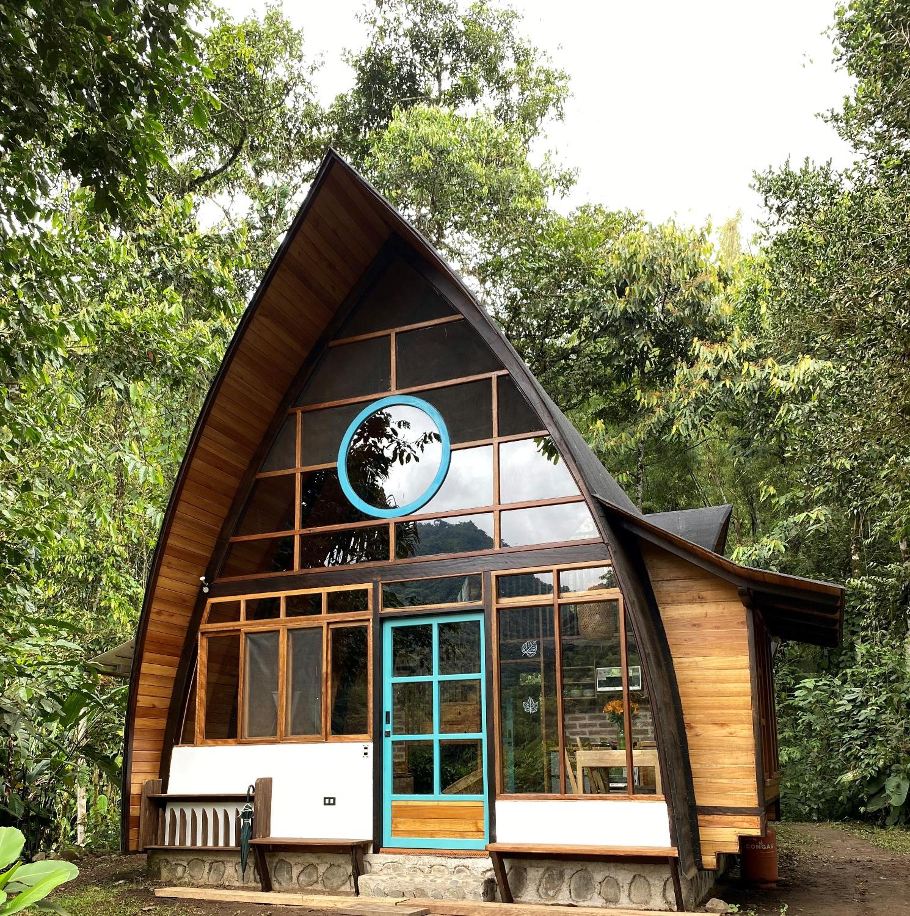 Sacha Urco Lodge -Private Cloud Forest Reserve in Mindo- 4x4 recommended March-April