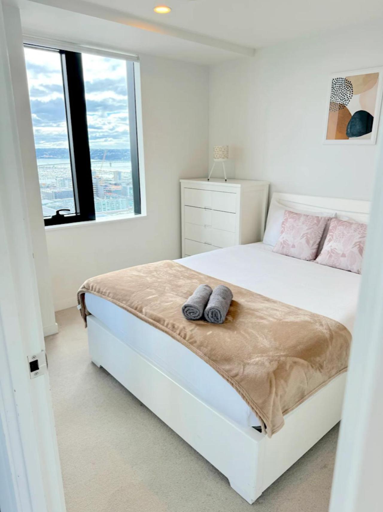 Spacious Skytower view and Seaview 2 BDR 2 BTH Apartment view 5