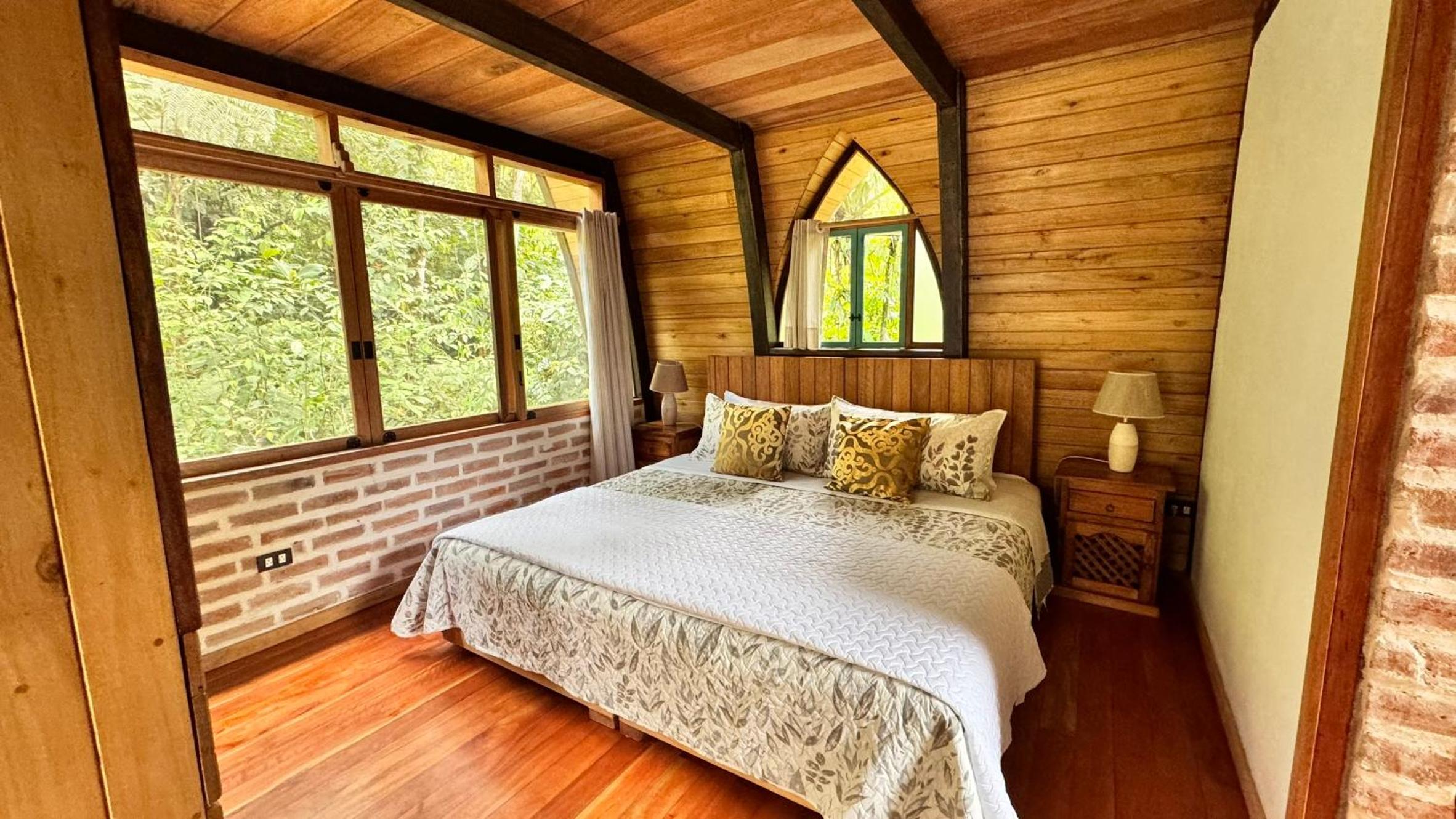 Sacha Urco Lodge -Private Cloud Forest Reserve in Mindo- 4x4 recommended March-April
