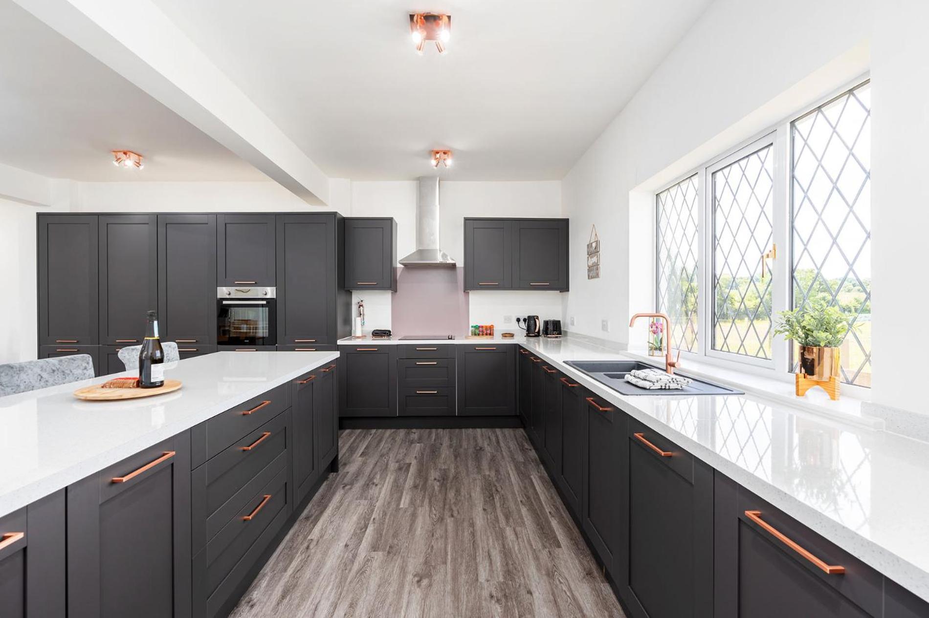 Northfield Cottage, Games & Arcade Room, Dog Friendly HS2, NEC, BHX, M42, Family Gatherings, Contractors, Hot Tube Hire Optional