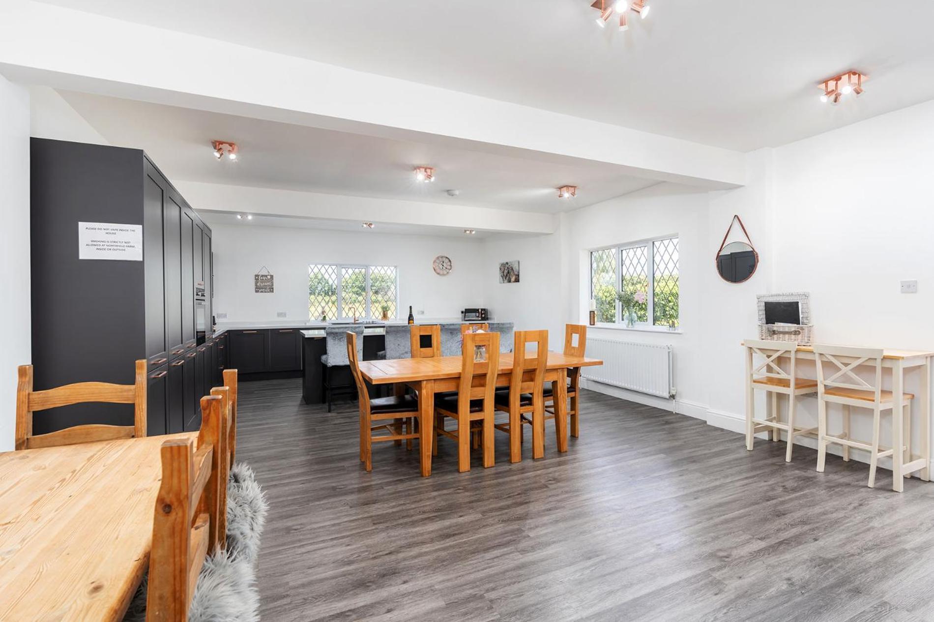 Northfield Cottage, Games & Arcade Room, Dog Friendly HS2, NEC, BHX, M42, Family Gatherings, Contractors, Hot Tube Hire Optional