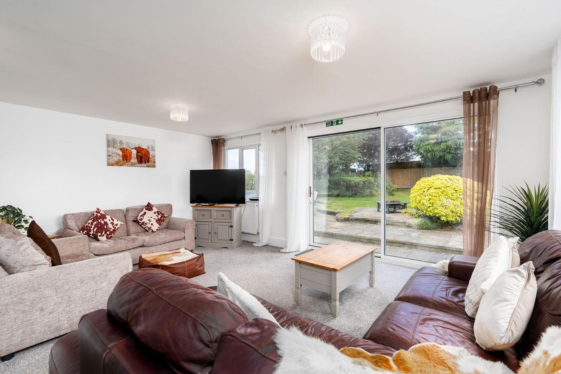 Northfield Cottage, Games & Arcade Room, Dog Friendly HS2, NEC, BHX, M42, Family Gatherings, Contractors, Hot Tube Hire Optional