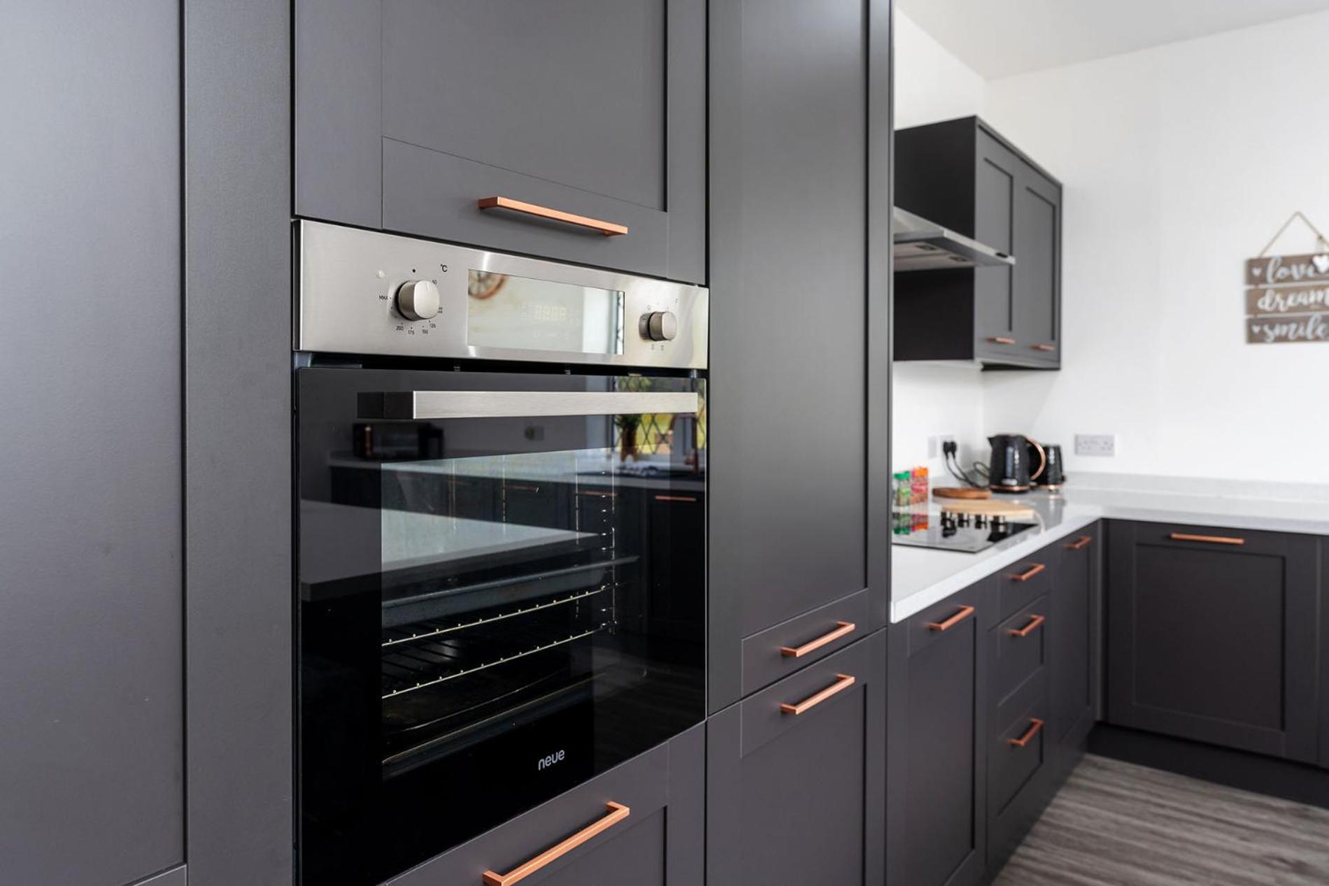 Northfield Cottage, Games & Arcade Room, Dog Friendly HS2, NEC, BHX, M42, Family Gatherings, Contractors, Hot Tube Hire Optional