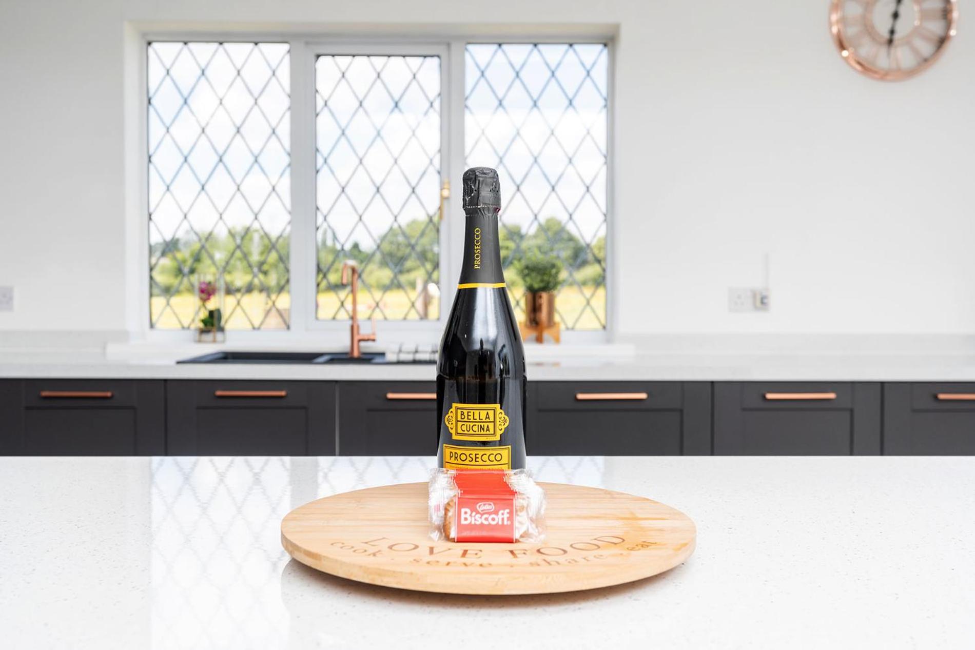 Northfield Cottage, Games & Arcade Room, Dog Friendly HS2, NEC, BHX, M42, Family Gatherings, Contractors, Hot Tube Hire Optional