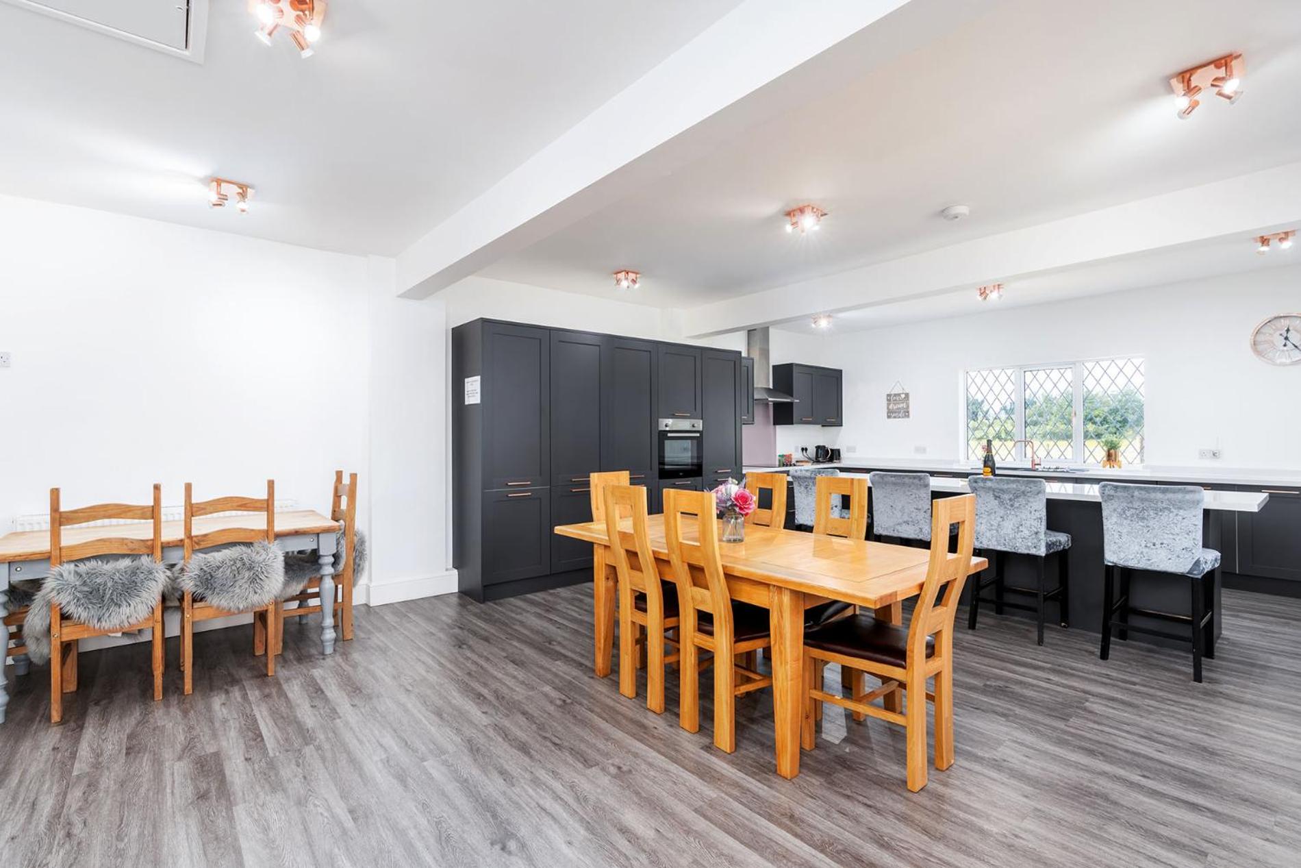 Northfield Cottage, Games & Arcade Room, Dog Friendly HS2, NEC, BHX, M42, Family Gatherings, Contractors, Hot Tube Hire Optional