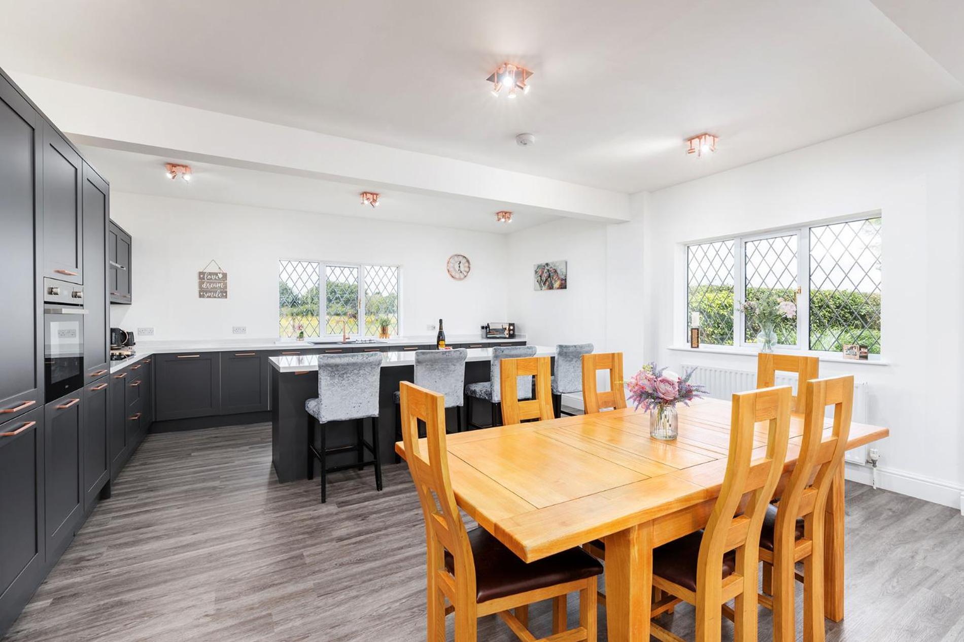 Northfield Cottage, Games & Arcade Room, Dog Friendly HS2, NEC, BHX, M42, Family Gatherings, Contractors, Hot Tube Hire Optional