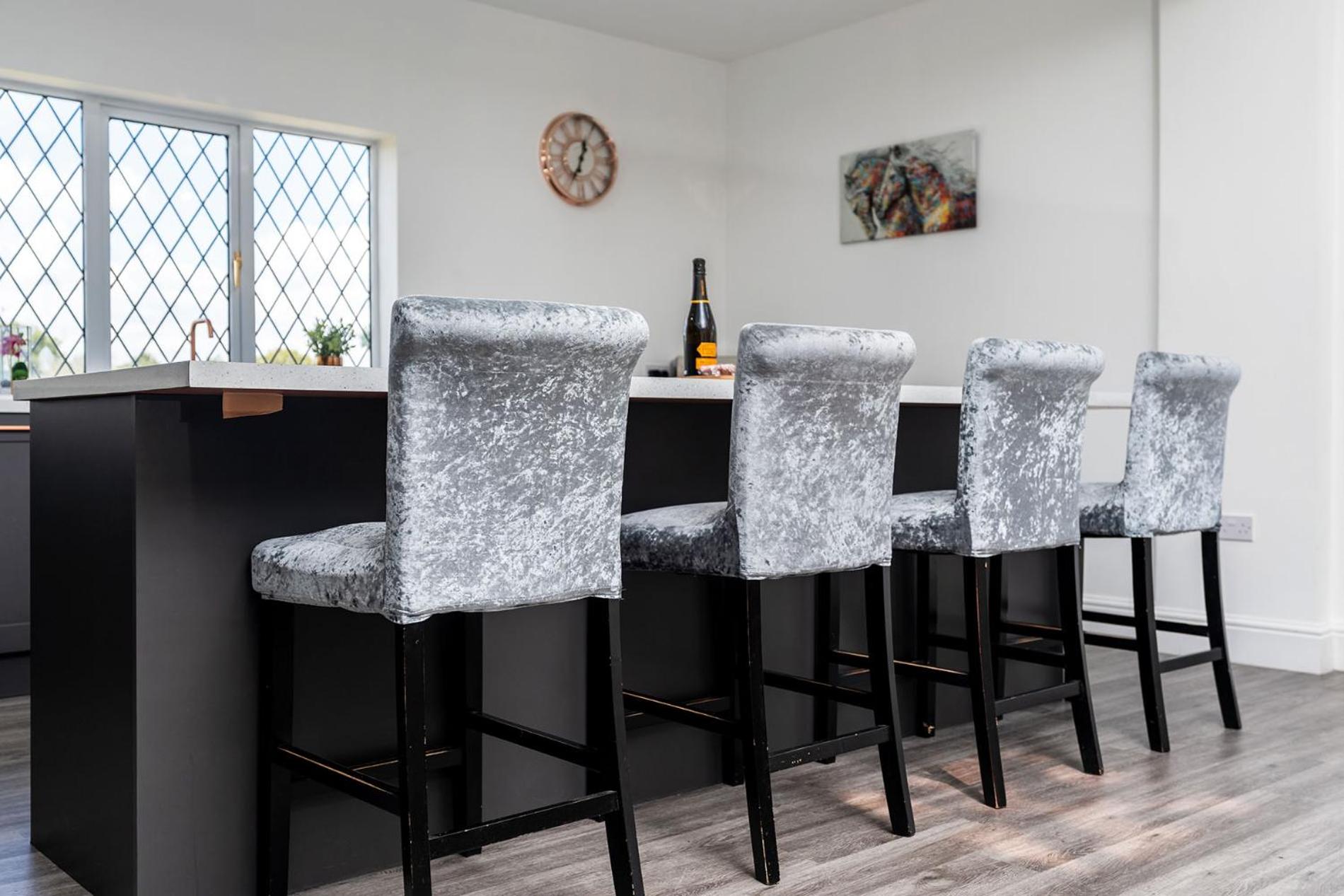 Northfield Cottage, Games & Arcade Room, Dog Friendly HS2, NEC, BHX, M42, Family Gatherings, Contractors, Hot Tube Hire Optional