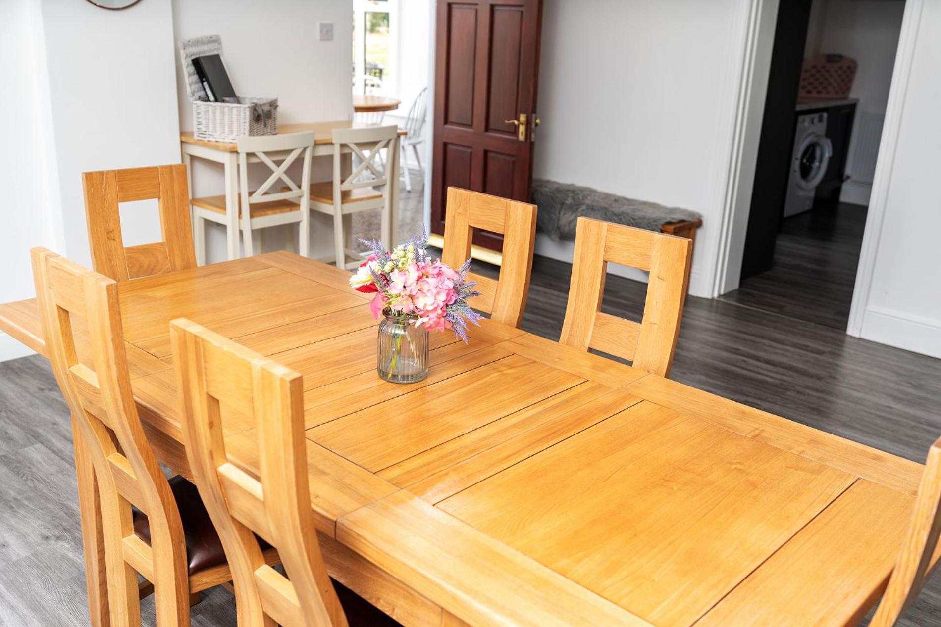 Northfield Cottage, Games & Arcade Room, Dog Friendly HS2, NEC, BHX, M42, Family Gatherings, Contractors, Hot Tube Hire Optional