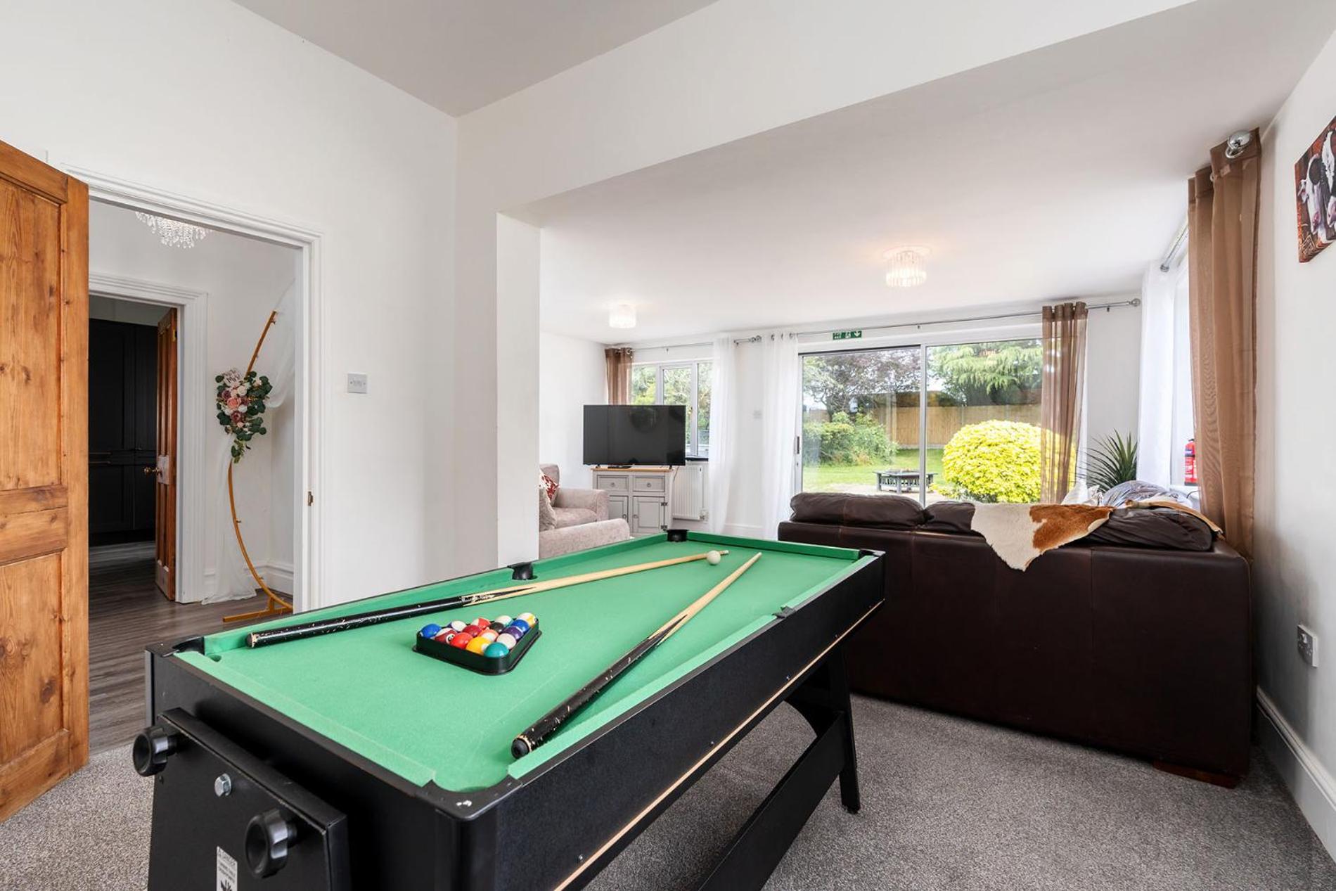 Northfield Cottage, Games & Arcade Room, Dog Friendly HS2, NEC, BHX, M42, Family Gatherings, Contractors, Hot Tube Hire Optional