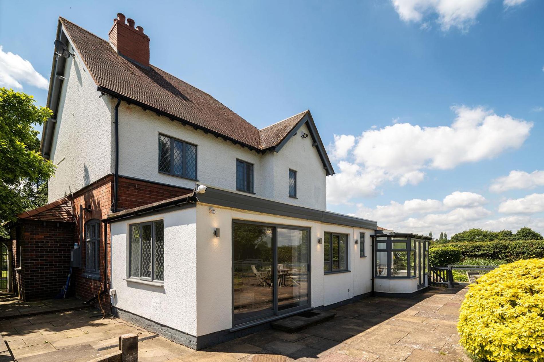 Northfield Cottage, Games & Arcade Room, Dog Friendly HS2, NEC, BHX, M42, Family Gatherings, Contractors, Hot Tube Hire Optional