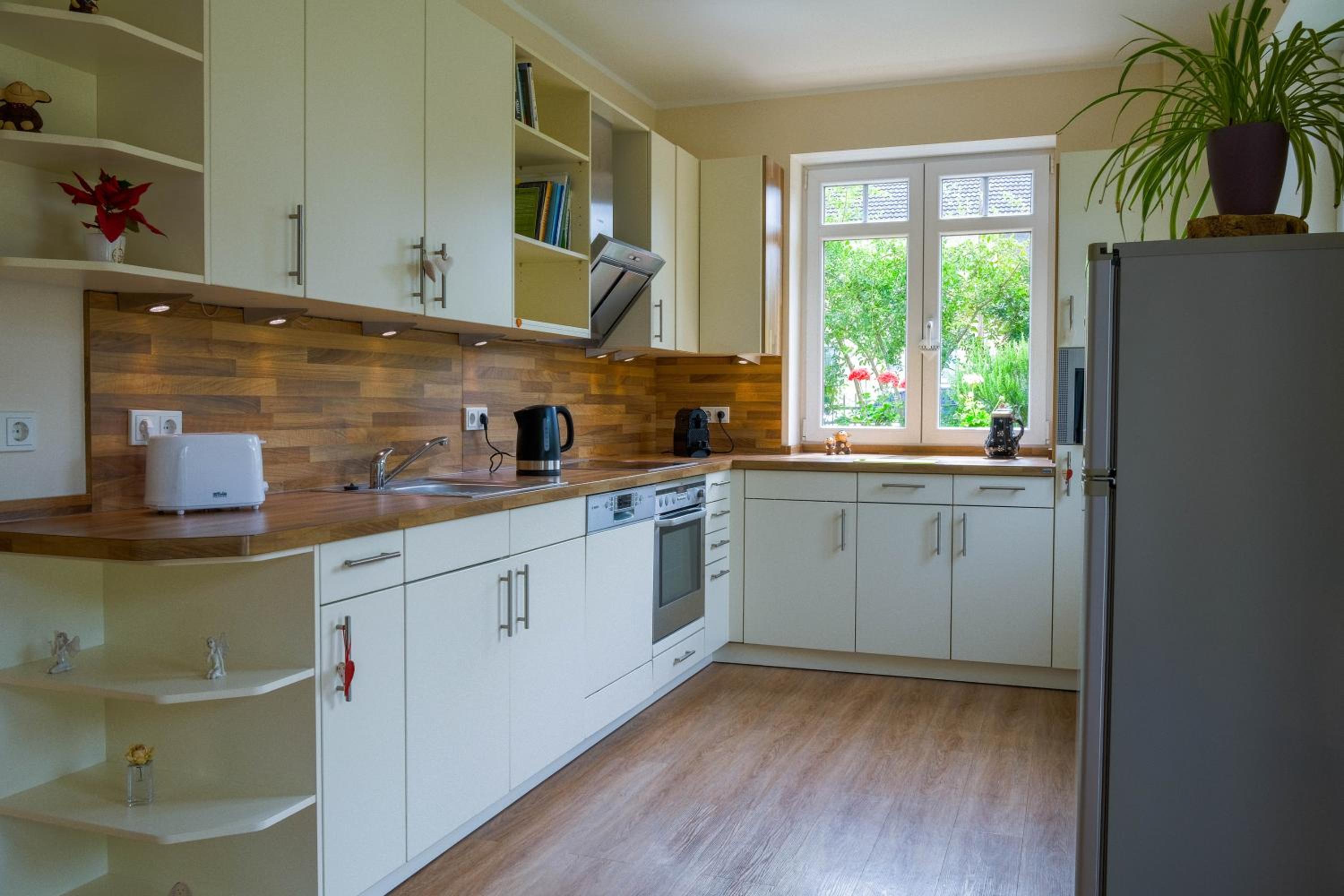 Dahem-Apartments - ruhig Parkplatz Rhein Main Gebiet gut erreichbar - 3 Apartments - barrierefrei mit Garten und Hund auf Anfrage -- 2 SZ Maisonette mit Ba