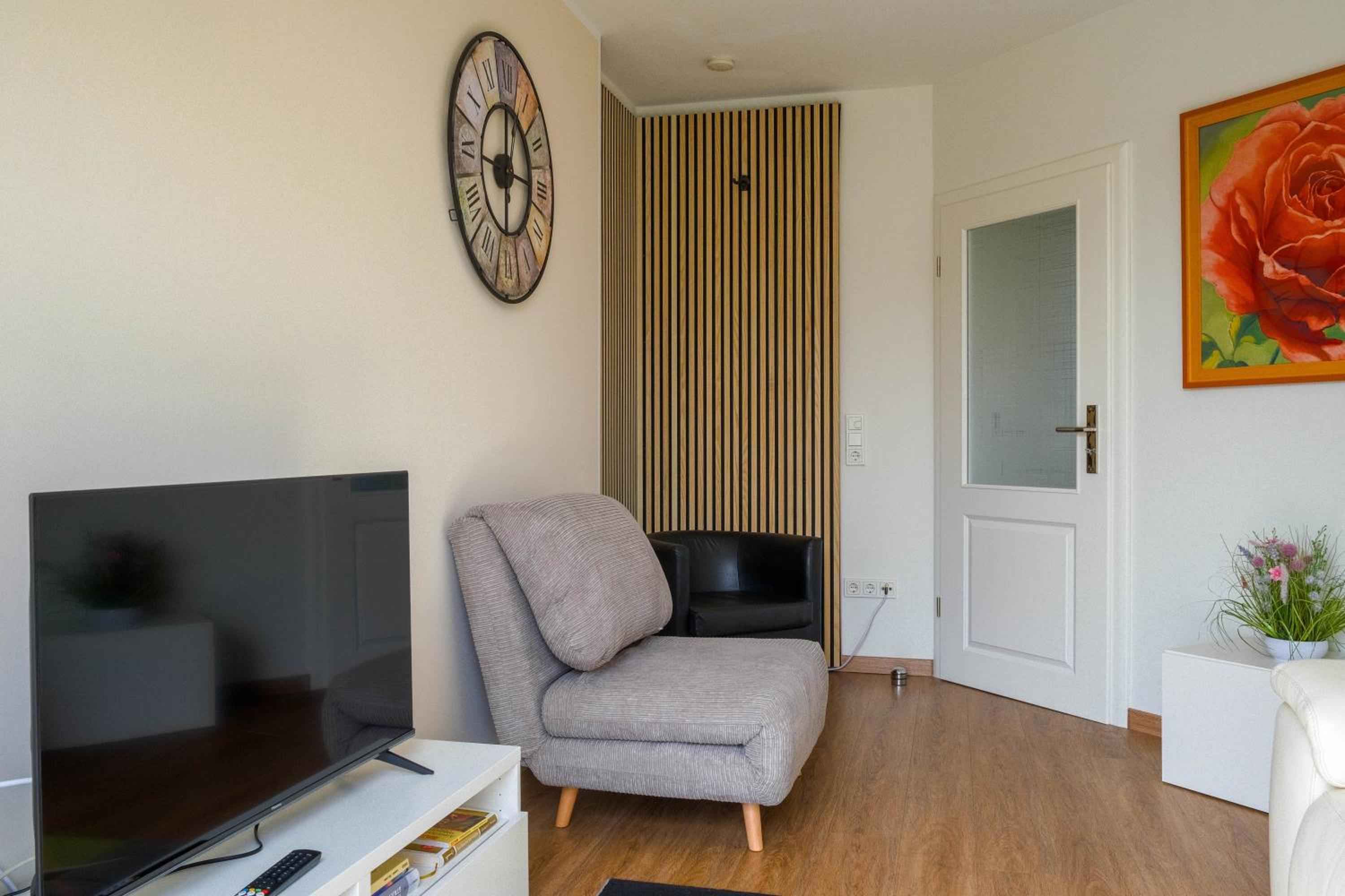 Dahem-Apartments - ruhig Parkplatz Rhein Main Gebiet gut erreichbar - 3 Apartments - barrierefrei mit Garten und Hund auf Anfrage -- 2 SZ Maisonette mit Ba