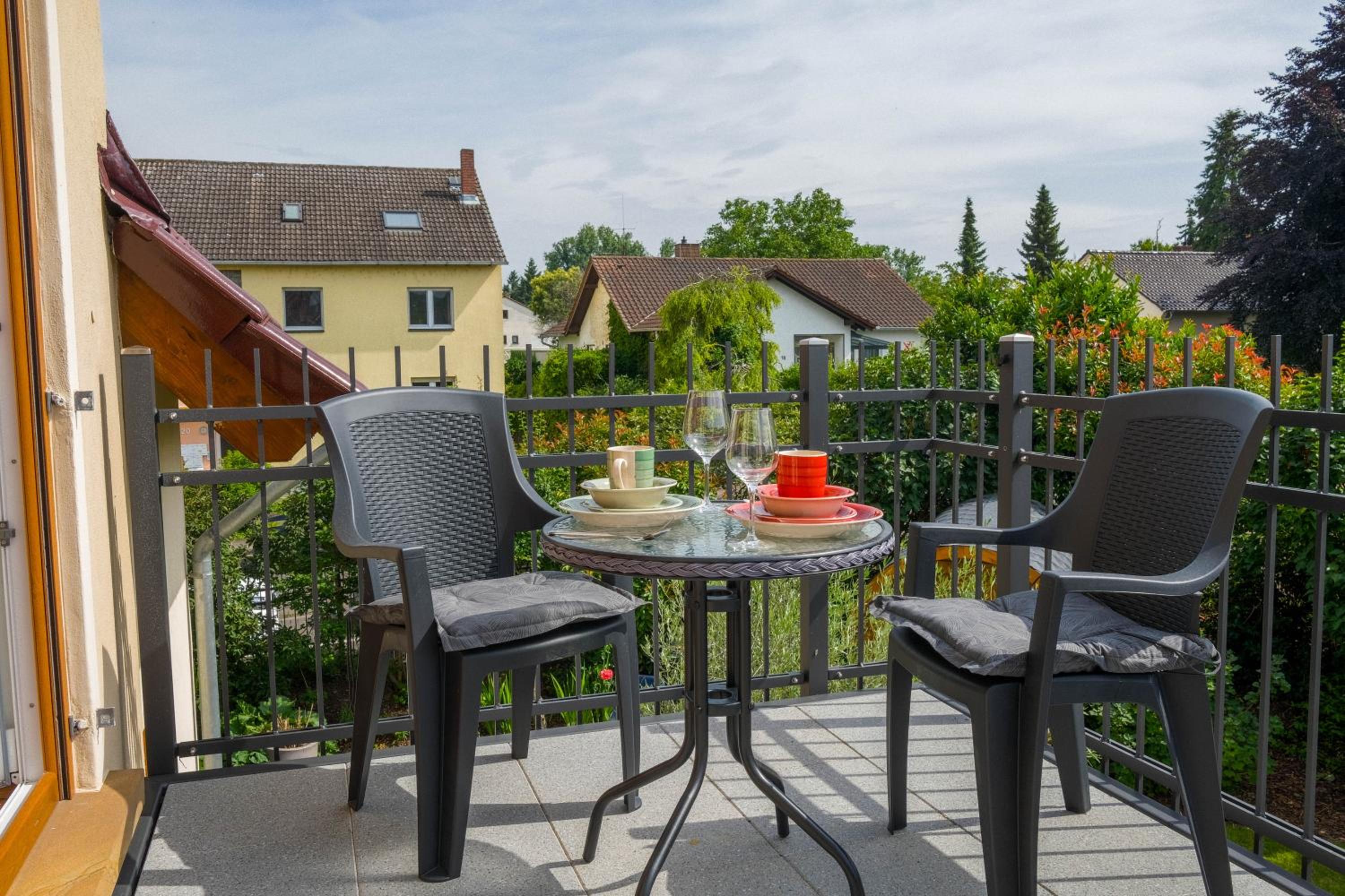 Dahem-Apartments - ruhig Parkplatz Rhein Main Gebiet gut erreichbar - 3 Apartments - barrierefrei mit Garten und Hund auf Anfrage -- 2 SZ Maisonette mit Ba