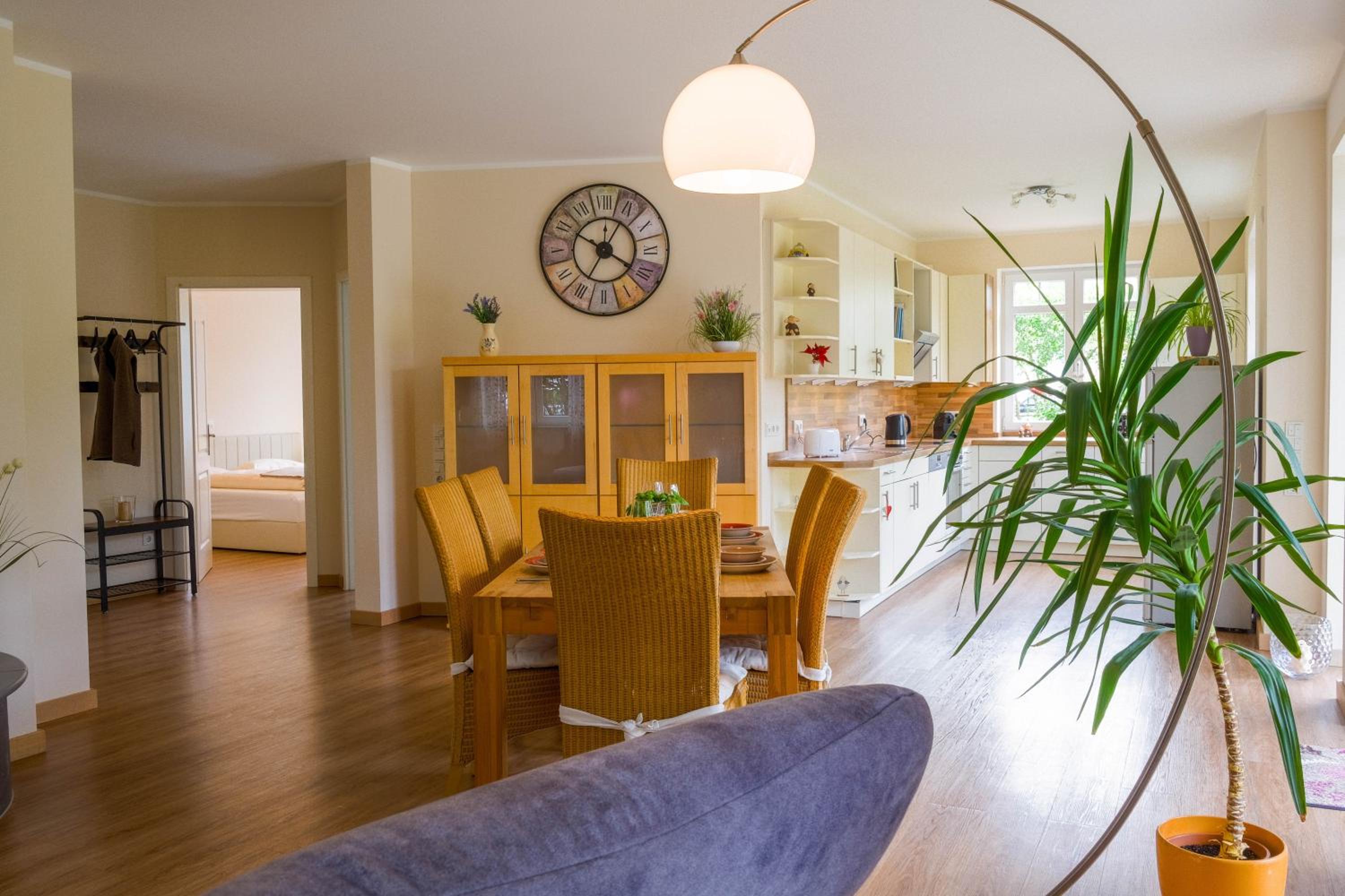 Dahem-Apartments - ruhig Parkplatz Rhein Main Gebiet gut erreichbar - 3 Apartments - barrierefrei mit Garten und Hund auf Anfrage -- 2 SZ Maisonette mit Ba