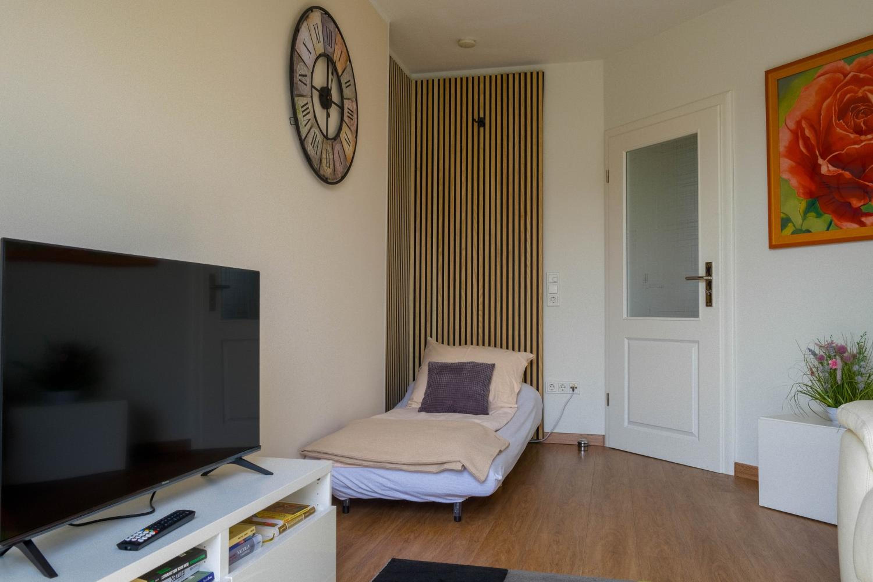 Dahem-Apartments - ruhig Parkplatz Rhein Main Gebiet gut erreichbar - 3 Apartments - barrierefrei mit Garten und Hund auf Anfrage -- 2 SZ Maisonette mit Ba