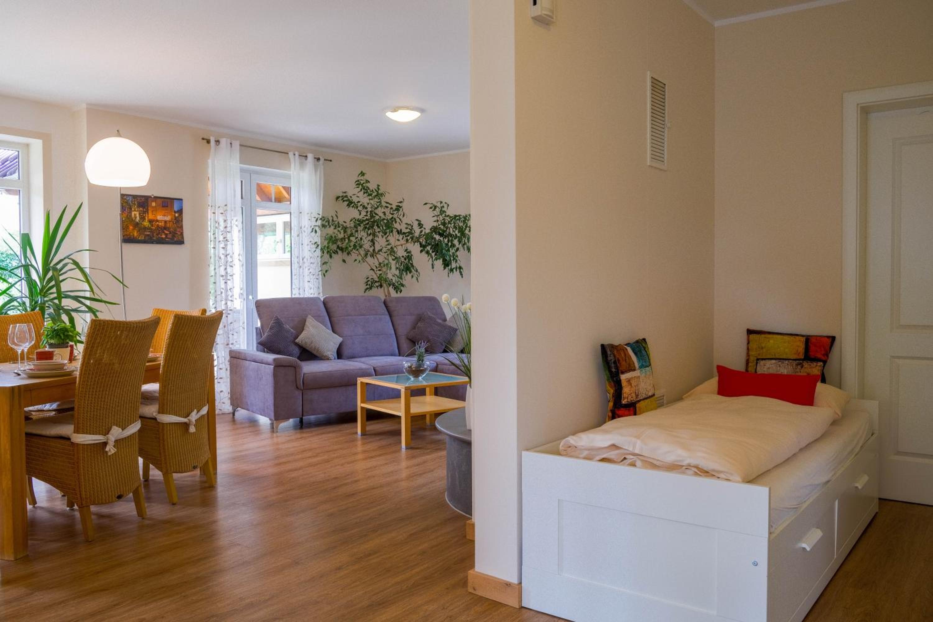 Dahem-Apartments - ruhig Parkplatz Rhein Main Gebiet gut erreichbar - 3 Apartments - barrierefrei mit Garten und Hund auf Anfrage -- 2 SZ Maisonette mit Ba