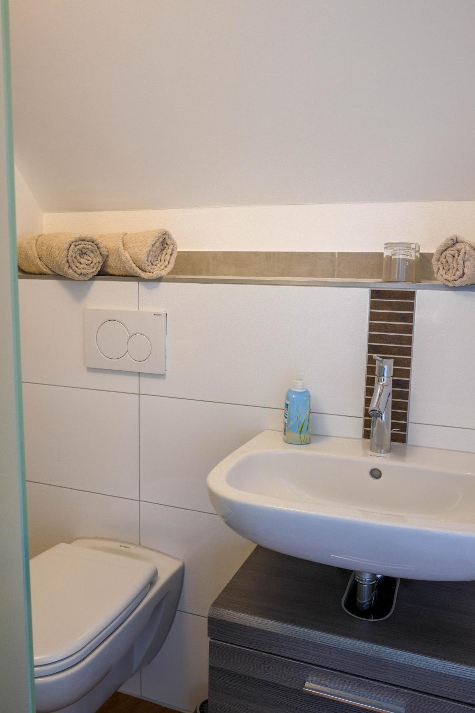 Dahem-Apartments - ruhig Parkplatz Rhein Main Gebiet gut erreichbar - 3 Apartments - barrierefrei mit Garten und Hund auf Anfrage -- 2 SZ Maisonette mit Ba