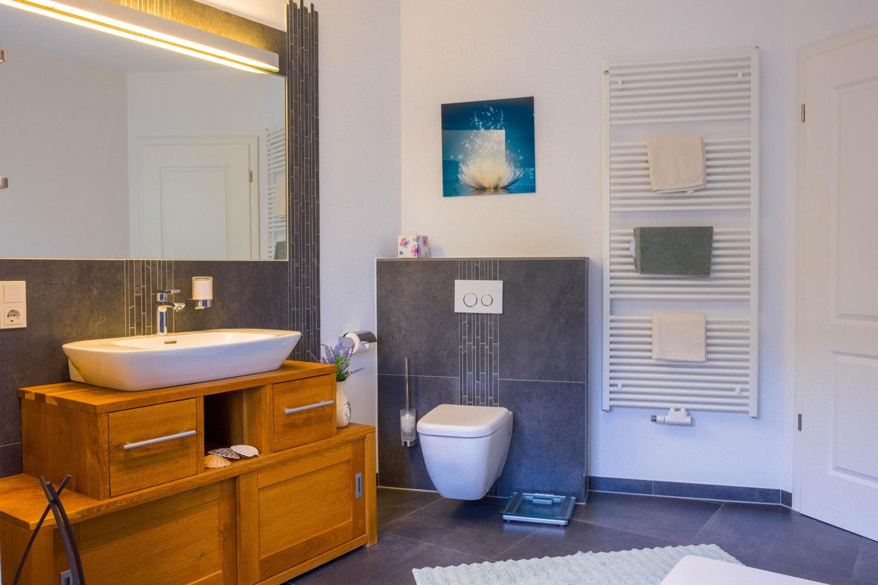 Dahem-Apartments - ruhig Parkplatz Rhein Main Gebiet gut erreichbar - 3 Apartments - barrierefrei mit Garten und Hund auf Anfrage -- 2 SZ Maisonette mit Ba