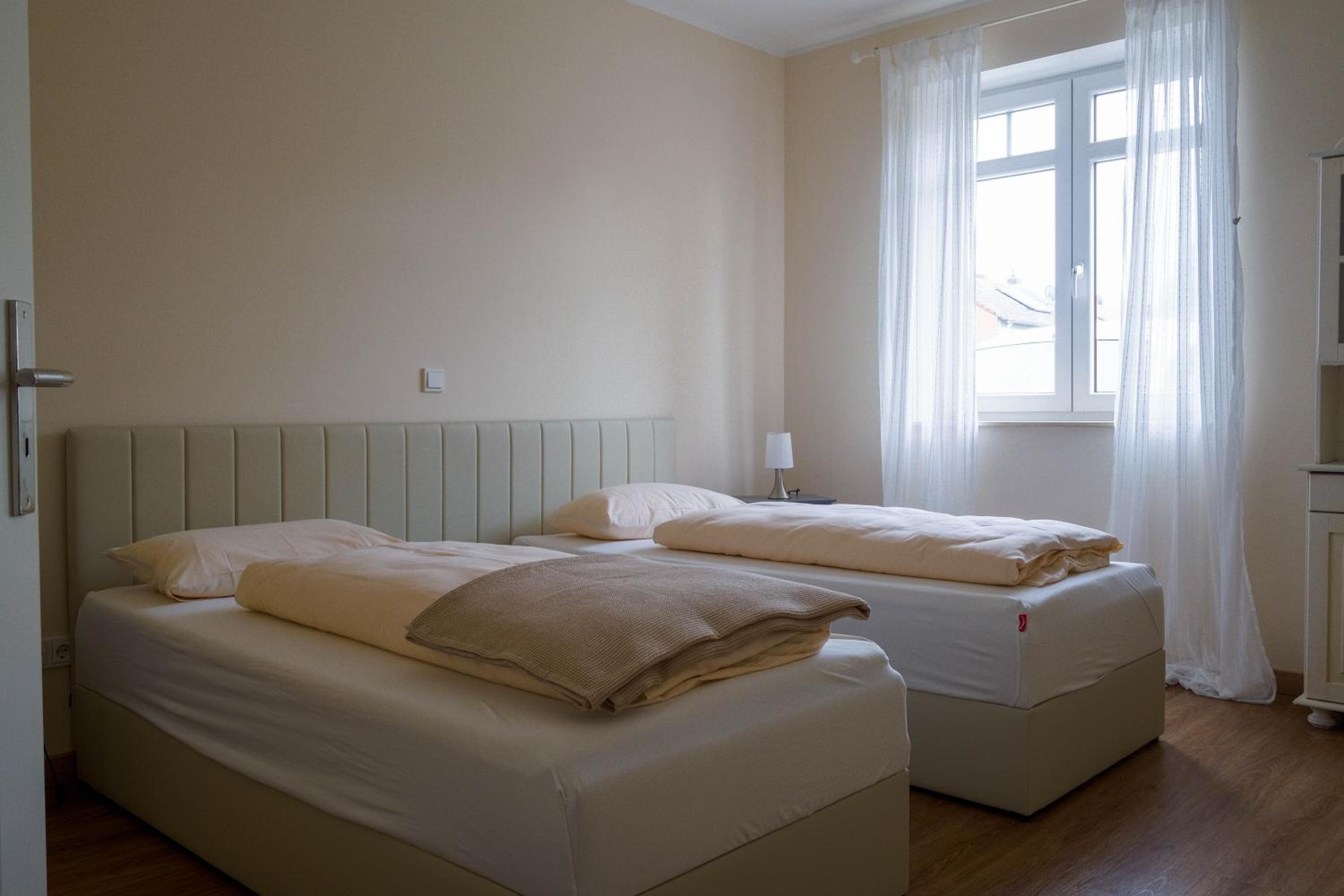 Dahem-Apartments - ruhig Parkplatz Rhein Main Gebiet gut erreichbar - 3 Apartments - barrierefrei mit Garten und Hund auf Anfrage -- 2 SZ Maisonette mit Ba