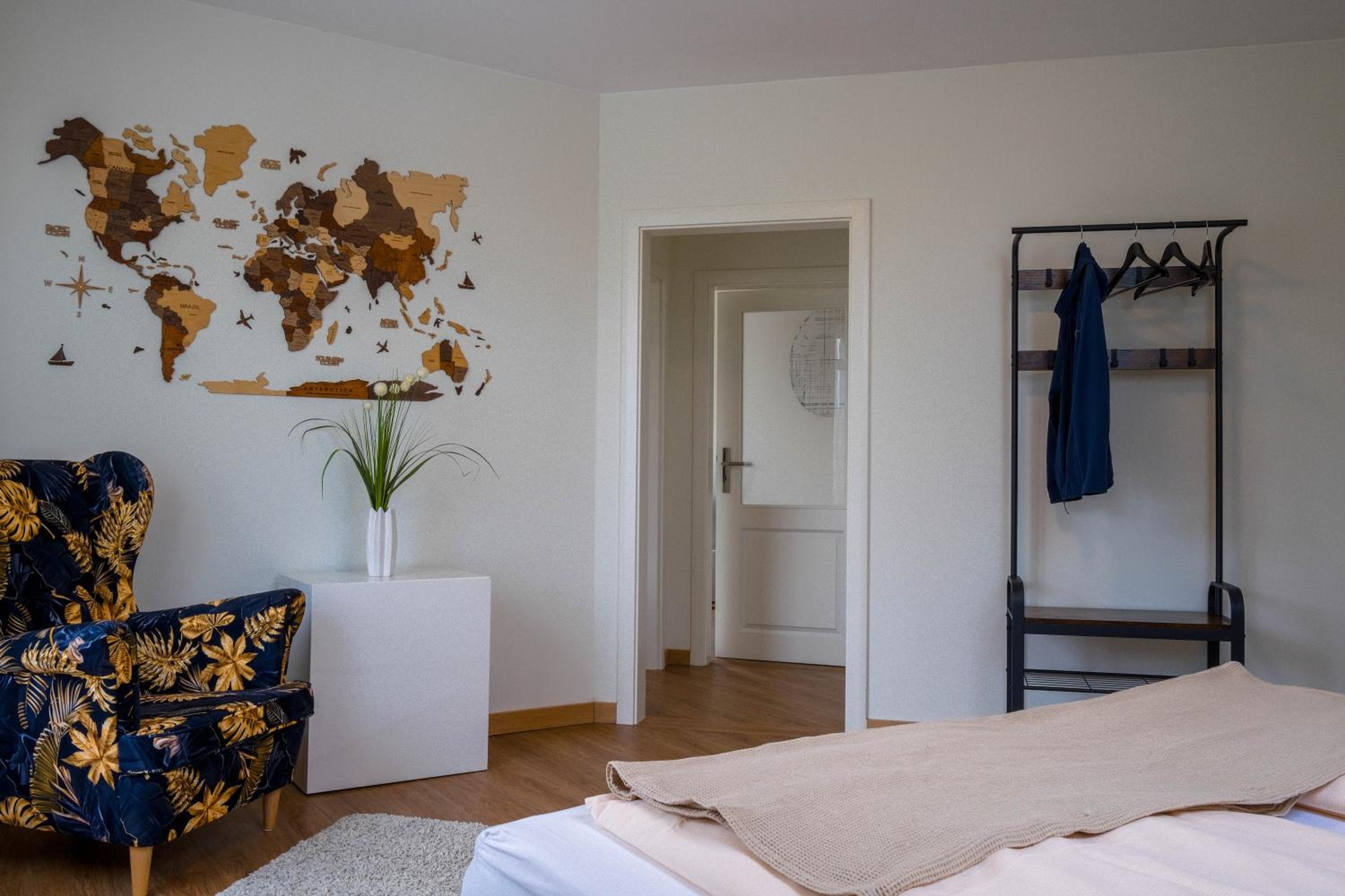 Dahem-Apartments - ruhig Parkplatz Rhein Main Gebiet gut erreichbar - 3 Apartments - barrierefrei mit Garten und Hund auf Anfrage -- 2 SZ Maisonette mit Ba