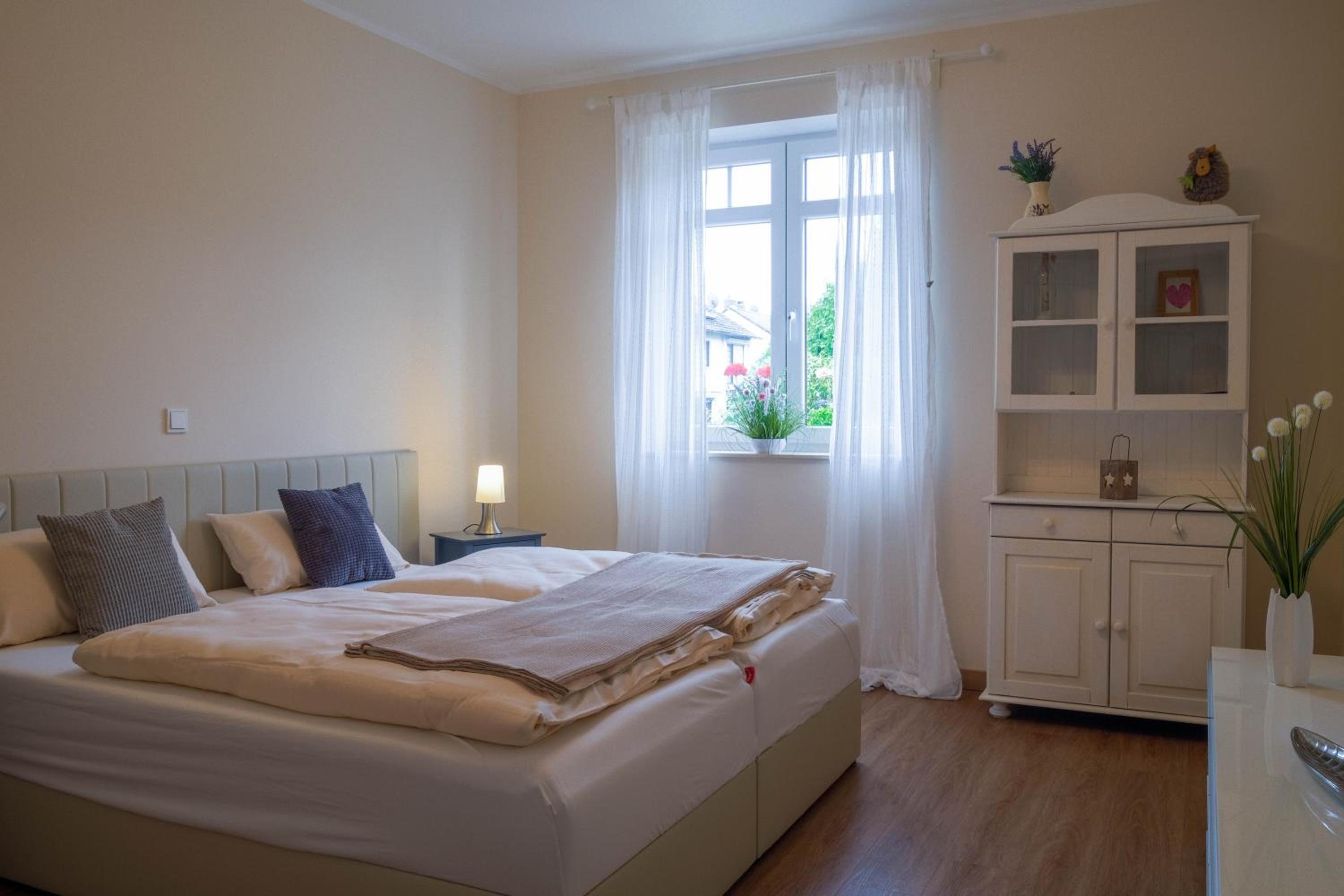 Dahem-Apartments - ruhig Parkplatz Rhein Main Gebiet gut erreichbar - 3 Apartments - barrierefrei mit Garten und Hund auf Anfrage -- 2 SZ Maisonette mit Ba