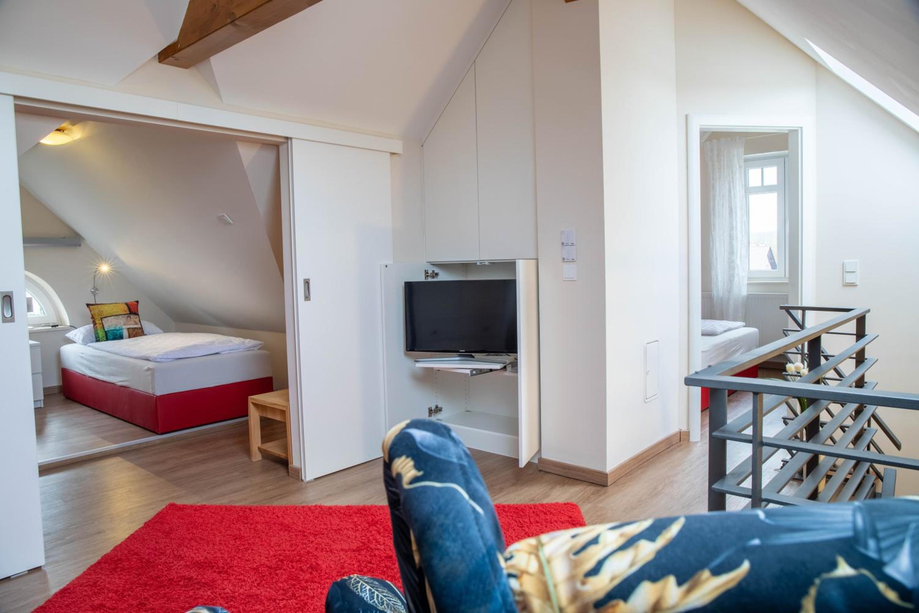 Dahem-Apartments - ruhig Parkplatz Rhein Main Gebiet gut erreichbar - 3 Apartments - barrierefrei mit Garten und Hund auf Anfrage -- 2 SZ Maisonette mit Ba