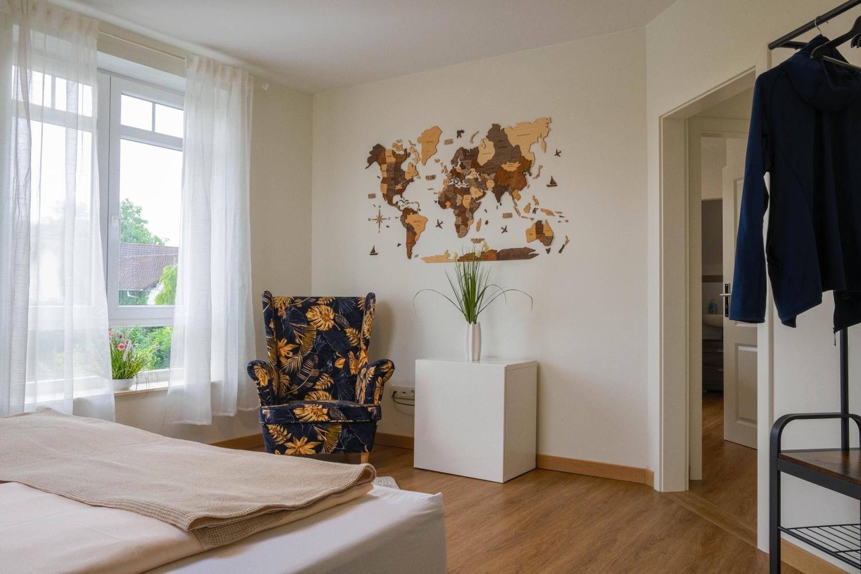 Dahem-Apartments - ruhig Parkplatz Rhein Main Gebiet gut erreichbar - 3 Apartments - barrierefrei mit Garten und Hund auf Anfrage -- 2 SZ Maisonette mit Ba